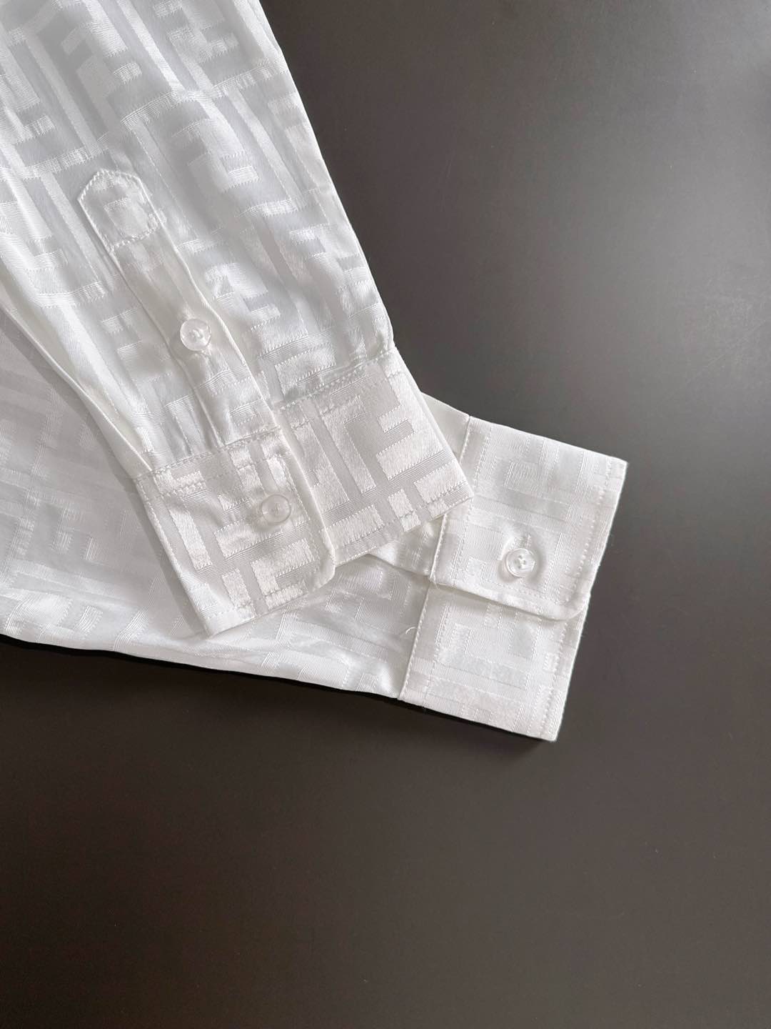 2025 FE🔥爆款来袭 经典满印双F字母提花衬衫 2精美提花Logo 高端版本，专柜定制面料 透气舒适