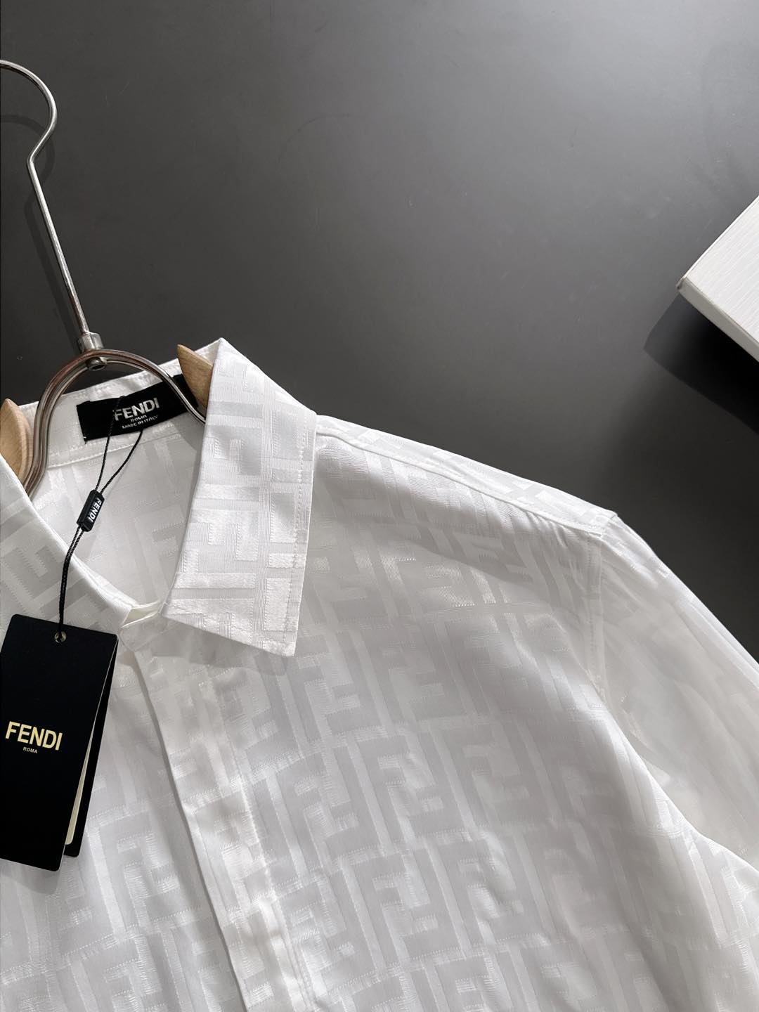 2025 FE🔥爆款来袭 经典满印双F字母提花衬衫 2精美提花Logo 高端版本，专柜定制面料 透气舒适