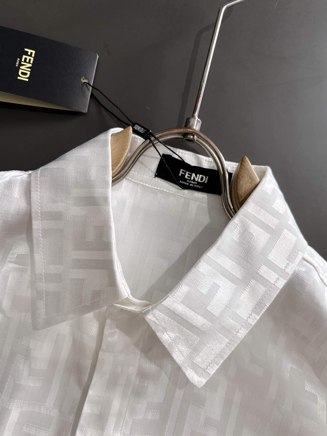 2025 FE🔥爆款来袭 经典满印双F字母提花衬衫 2精美提花Logo 高端版本，专柜定制面料 透气舒适