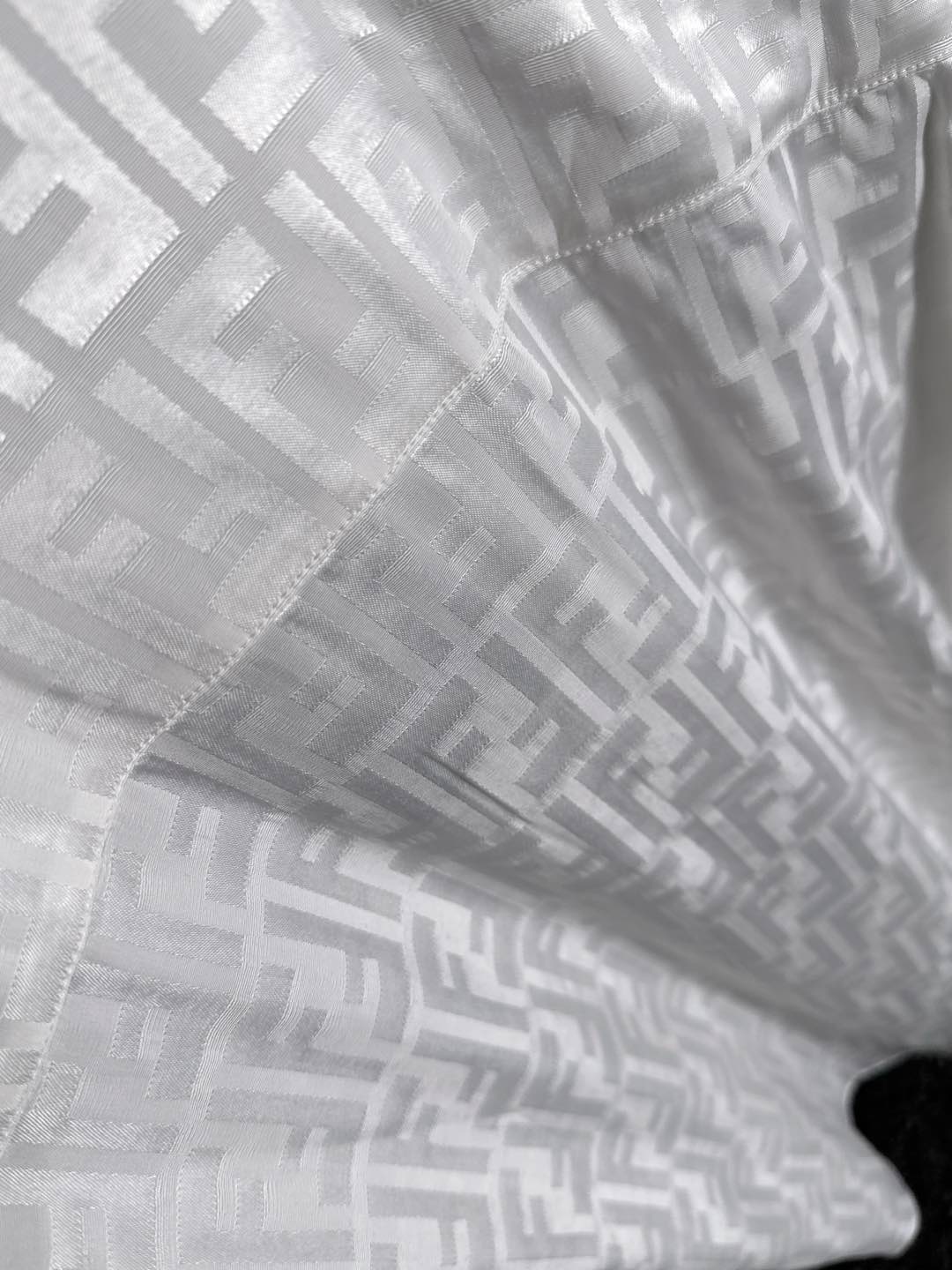 2025 FE🔥爆款来袭 经典满印双F字母提花衬衫 2精美提花Logo 高端版本，专柜定制面料 透气舒适