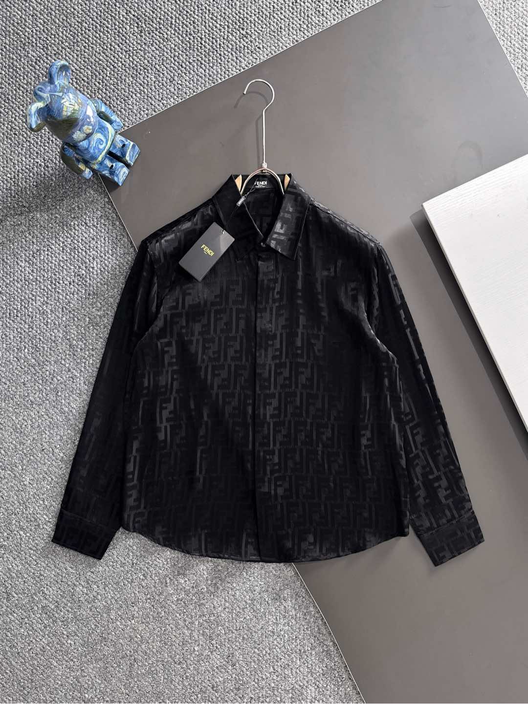 NO:528781,2025 FE hits, classic full-print double F letter jacquard shirt 2 exquisite jacquard logo, high-end version, customized counter fabric, high breathability and comfort, finely crafted, impeccable details, custom logo lettering buttons, complete three marks. Brand elements design concept, reflect high quality. The feel is delicate and soft!  It is casually cut, with a great upper body style!  S-XL, Shirts,alexander wang198609092025 FE爆款来袭 经典满印双F字母提花衬衫 2精美提花Logo 高端版本,专柜定制面料 透气舒适度高,精工制作,细节处理完美无可挑剔,定制logo刻字纽扣,三标齐全.品牌元素设计理念,体现高品质.手感细腻柔软！呈现休闲裁剪,上身版型超赞！码数S-XL,,shirts,alexander wang,Men's clothing