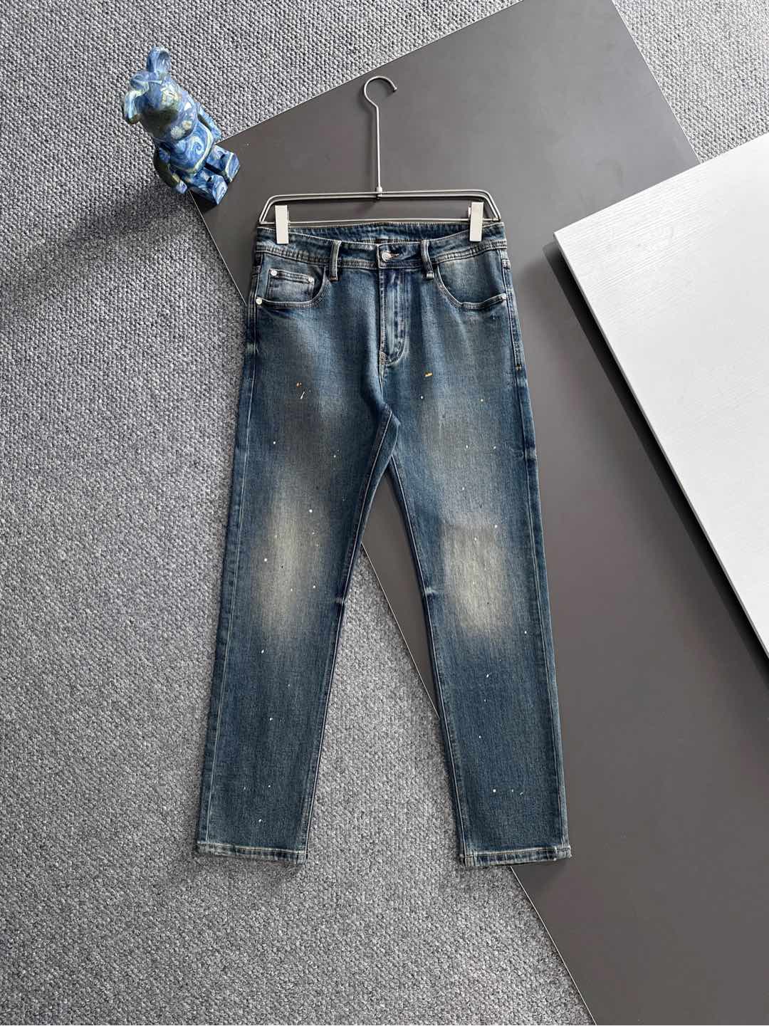 NO:522256,LVE 25-year original single men's fashion casual denim jeans, Hong Kong foreign business channel goods, high-end Japanese OEM production, heavy platinum-grade products, counters and same channel orders, official album poster outfits!  Predictable single items, a pair of jeans dominated by fabrics and craftsmanship, abandons the previous style and tone and takes the minimalist route. They are very pure and neat and clean, and the level of control in terms of dressing is not limited. They can be business or casual and fashionable, both solemn and harmonious, and have a full aura!  Customer-supplied high-quality imported denim original color fabric, specially selected Japanese Okayama pure 13oz ounce denim fabric, heavy environmentally friendly plant enzyme washing process, the texture has a light retro color, which is quite beautiful. The fabric is soft and delicate after washing, but has a strong bones and a little elastic, providing an excellent comfort experience, without any damage to the craft elements throughout the body, retaining the purest tannin color!  The details are impeccable, perfectly following the elements of the new season. The latest waist leather mark highlights the brand characteristics. Combined with elegant brand elements, it highlights the quality of the details. It is equipped with the iconic twisted buttons of the season, which adds a lot of visual points. It is fashionable and modern, and is very exquisite. It highlights the brand identity in the details and strongly reflects the overall luxury and high-end feeling!  The color matching is a classic and fashionable high-end counter color, with tough and capable lines, which meets the most popular color for men. It is very pure saturation gray, with perfect style and excellent hip lifting effect. It can easily sweep any top matching in the wardrobe. It has extensive compatibility and is satisfied with various daily outfits. It has a lot of upper body styles and must-have trousers for quality control and denim control!  Color blue Size 30 31 32 33 34 36 38,,louis vuitton,jeans,alexander wang19860909LVE 25 年原单男士时装休闲丹宁牛仔裤,香港洋行渠道货,高端日本代工出品,重磅白金级臻品,专柜同渠道订单,官宣画册海报穿搭款！ 可预测性的爆卖单品,以面料和工艺为主导的一款牛仔裤,摒弃了以往的风格与基调,走了极简的路线,非常纯粹且利落干净,穿搭性方面驾驭层次不受局限,即可商务也可休闲时髦,亦庄亦谐,自带满格气场！ 客供高级进口的丹宁原色面料,特选日本冈山纯正13oz 盎司牛仔布料,重磅环保植物酵素水洗工艺,肌理有着淡淡的复古色彩,相当漂亮,面料经过水洗后柔软细腻,但筋骨感极强,且略带弹力,提供了绝佳的舒适体验,通身无任何工艺元素破坏,保留了最纯粹的丹宁本色！ 细节无可挑剔,完美沿袭了新一季的元素,最新的腰部皮标彰显了品牌特质,结合优雅的品牌元素,凸显了细节之品质感,搭载当季标志性扭曲纽扣,视觉方面加分不少,时髦而摩登,非常精湛,于细节之处即彰显了品牌身份又强烈体现出整体的奢华与高级感！ 配色属于经典时尚高级专柜色,硬朗干练的线条,符合男性最为心头好的色调,非常纯粹的饱和度灰,版型剪裁完美,提臀修身效果绝佳,可轻松横扫衣橱任何的上装搭配,兼容性广泛,满足于日常各种穿搭,上身型款十足,于品质控及牛仔迷控者必入型裤装！ 颜色蓝色 尺码30 31 32 33 34 36 38,,louis vuitton,jeans,alexander wang,Men's clothing