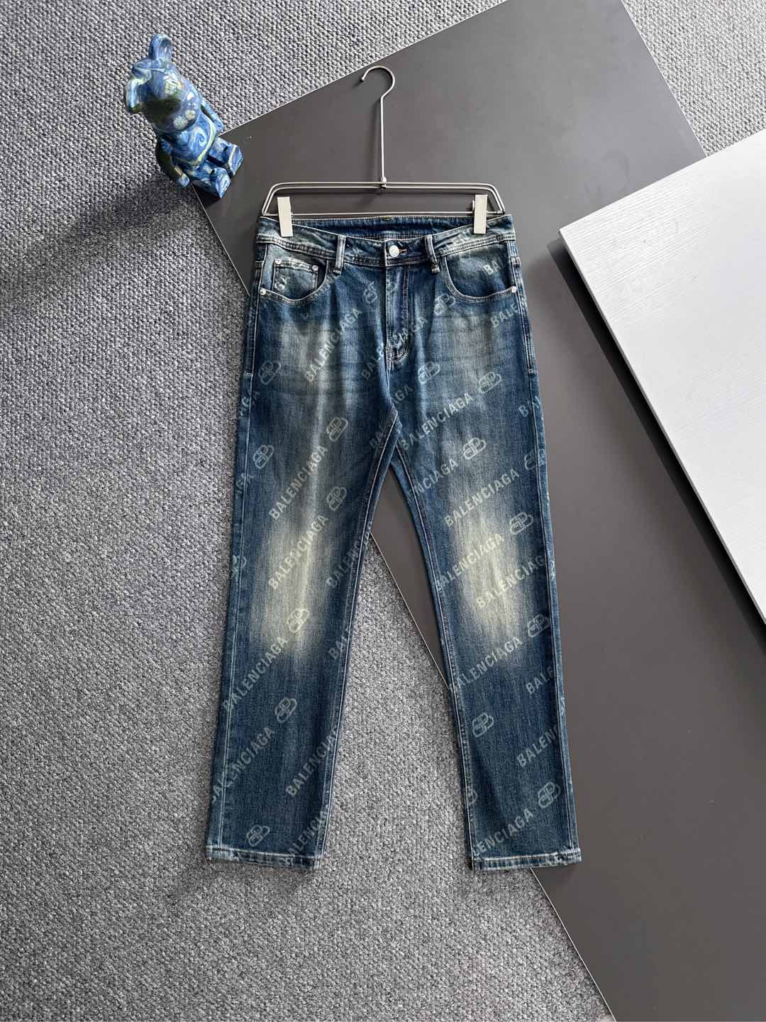 NO:522262,BL Paris 25-year original single men's fashion casual denim jeans, Hong Kong foreign business channel goods, high-end Japanese OEM production, heavy platinum-grade products, counters and same channel orders, official album poster outfits!  Predictable single items, a pair of jeans dominated by fabrics and craftsmanship, abandons the previous style and tone and takes the minimalist route. They are very pure and neat and clean, and the level of control in terms of dressing is not limited. They can be business or casual and fashionable, both solemn and harmonious, and have a full aura!  Customer-supplied high-quality imported denim original color fabric, specially selected Japanese Okayama pure 13oz ounce denim fabric, heavy environmentally friendly plant enzyme washing process, the texture has a light retro color, which is quite beautiful. The fabric is soft and delicate after washing, but has a strong bones and a little elastic, providing an excellent comfort experience, without any damage to the craft elements throughout the body, retaining the purest tannin color!  The details are impeccable, perfectly following the elements of the new season. The latest waist leather mark highlights the brand characteristics. Combined with elegant brand elements, it highlights the quality of the details. It is equipped with the iconic twisted buttons of the season, which adds a lot of visual points. It is fashionable and modern, and is very exquisite. It highlights the brand identity in the details and strongly reflects the overall luxury and high-end feeling!  The color matching is a classic and fashionable high-end counter color, with tough and capable lines, which meets the most popular color for men. It is very pure saturation gray, with perfect style and excellent hip lifting effect. It can easily sweep any top matching in the wardrobe. It has extensive compatibility and is satisfied with various daily outfits. It has a lot of upper body styles and must-have trousers for quality control and denim control!  Color blue Size 30 31 32 33 34 36 38,,jeans,alexander wang19860909BL巴黎25 年原单男士时装休闲丹宁牛仔裤,香港洋行渠道货,高端日本代工出品,重磅白金级臻品,专柜同渠道订单,官宣画册海报穿搭款！ 可预测性的爆卖单品,以面料和工艺为主导的一款牛仔裤,摒弃了以往的风格与基调,走了极简的路线,非常纯粹且利落干净,穿搭性方面驾驭层次不受局限,即可商务也可休闲时髦,亦庄亦谐,自带满格气场！ 客供高级进口的丹宁原色面料,特选日本冈山纯正13oz 盎司牛仔布料,重磅环保植物酵素水洗工艺,肌理有着淡淡的复古色彩,相当漂亮,面料经过水洗后柔软细腻,但筋骨感极强,且略带弹力,提供了绝佳的舒适体验,通身无任何工艺元素破坏,保留了最纯粹的丹宁本色！ 细节无可挑剔,完美沿袭了新一季的元素,最新的腰部皮标彰显了品牌特质,结合优雅的品牌元素,凸显了细节之品质感,搭载当季标志性扭曲纽扣,视觉方面加分不少,时髦而摩登,非常精湛,于细节之处即彰显了品牌身份又强烈体现出整体的奢华与高级感！ 配色属于经典时尚高级专柜色,硬朗干练的线条,符合男性最为心头好的色调,非常纯粹的饱和度灰,版型剪裁完美,提臀修身效果绝佳,可轻松横扫衣橱任何的上装搭配,兼容性广泛,满足于日常各种穿搭,上身型款十足,于品质控及牛仔迷控者必入型裤装！ 颜色蓝色 尺码30 31 32 33 34 36 38,,jeans,alexander wang,Men's clothing