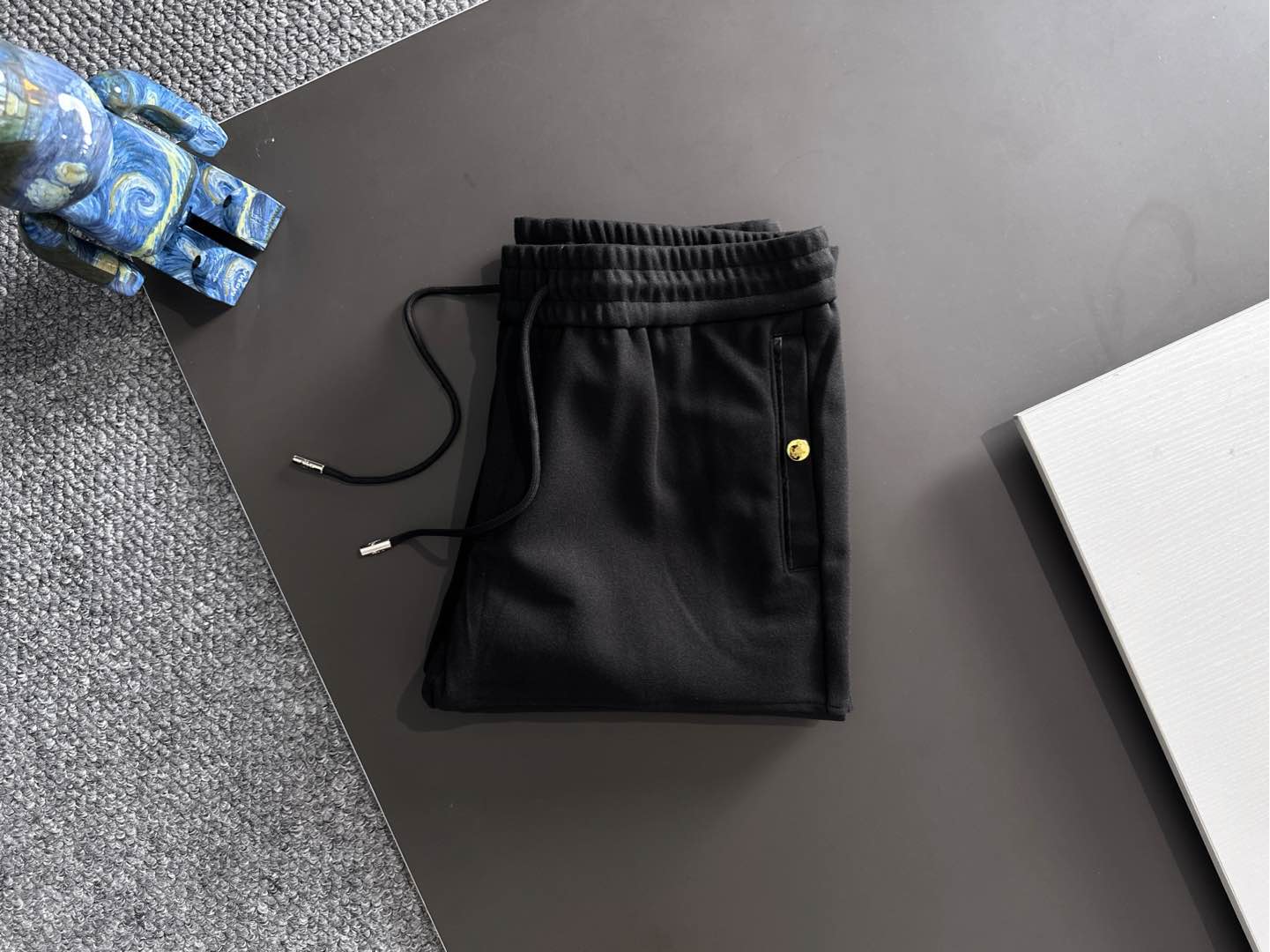 PRA 25s新款羊毛裤.小直筒设计.可搭配套装.运动休闲随意搭配.，面料柔软舒适有垂感.立挺上身有型！