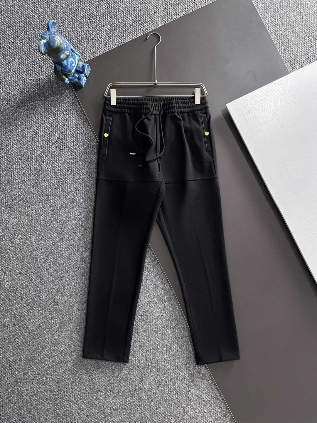 PRA 25s新款羊毛裤.小直筒设计.可搭配套装.运动休闲随意搭配.，面料柔软舒适有垂感.立挺上身有型！