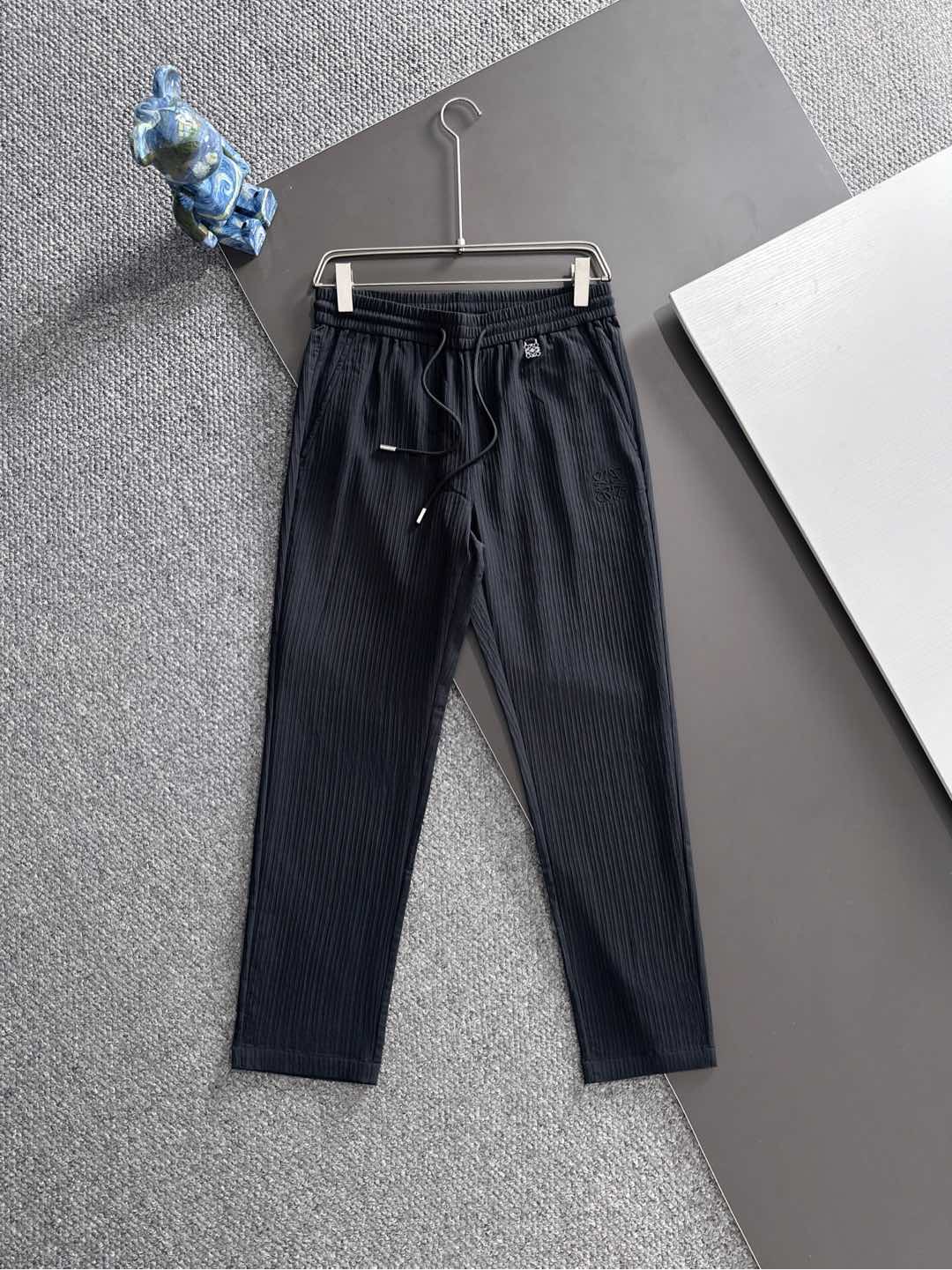 LE罗意2025早秋新款休闲裤!官网同步发售。品牌经典logo休闲裤，定制面料，舒适度极好，手触感强烈。