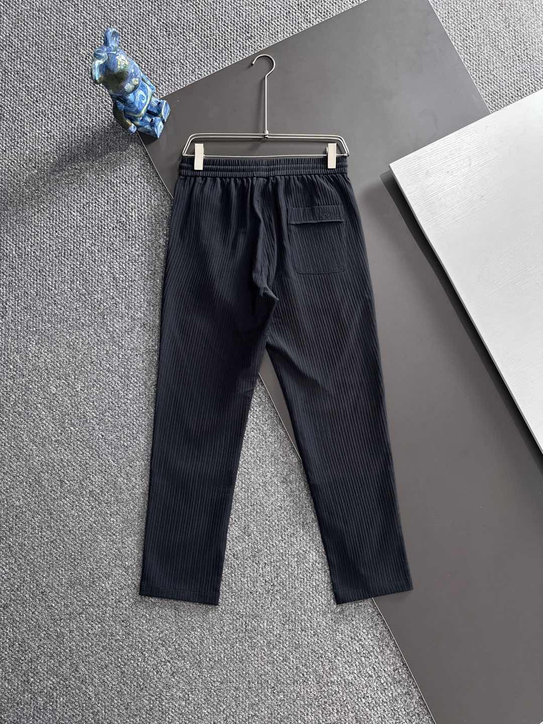 LE罗意2025早秋新款休闲裤!官网同步发售。品牌经典logo休闲裤，定制面料，舒适度极好，手触感强烈。