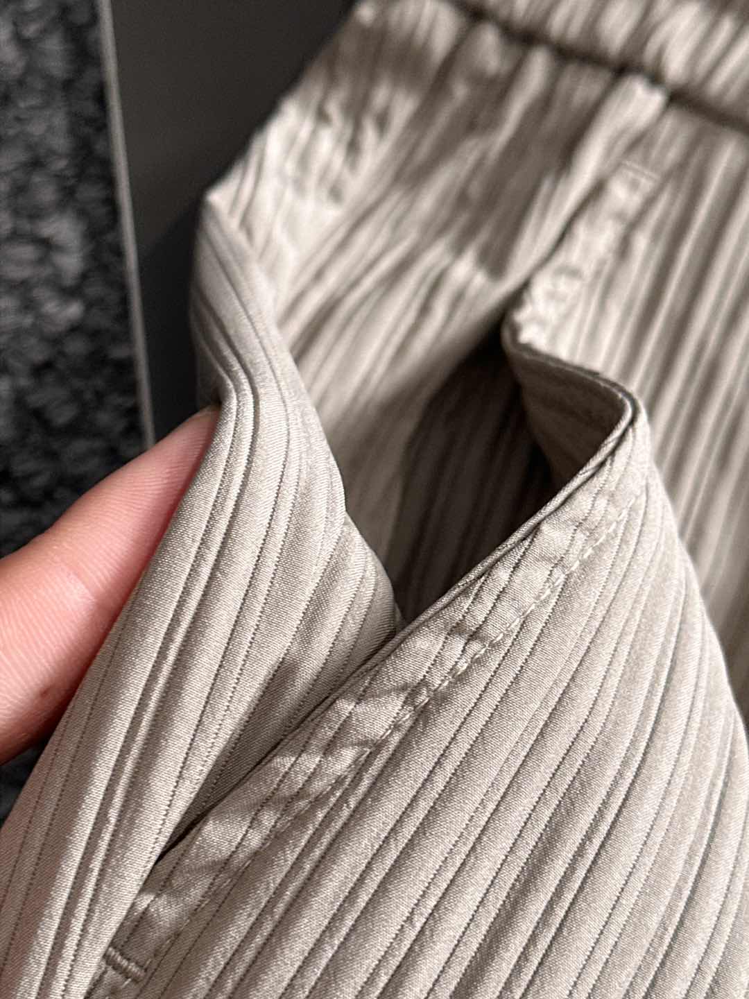 LE罗意2025早秋新款休闲裤!官网同步发售。品牌经典logo休闲裤，定制面料，舒适度极好，手触感强烈。