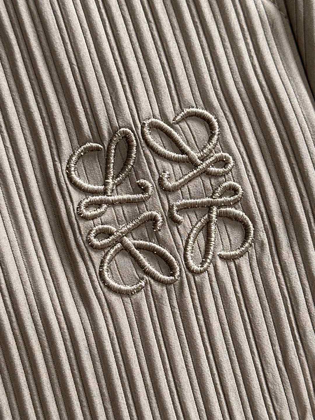 LE罗意2025早秋新款休闲裤!官网同步发售。品牌经典logo休闲裤，定制面料，舒适度极好，手触感强烈。