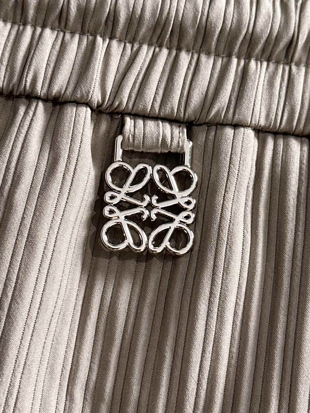 LE罗意2025早秋新款休闲裤!官网同步发售。品牌经典logo休闲裤，定制面料，舒适度极好，手触感强烈。