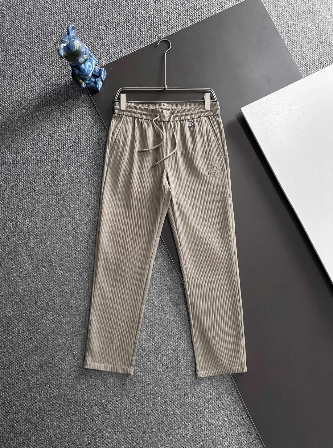 NO:522277,LE Loei 2025 early autumn new casual pants! It is released simultaneously on the official website. The brand's classic logo casual pants, customized fabric, excellent comfort, strong hand touch. Very high recognition, perfect quality craftsmanship. Size: m-3xl,,loewe,alexander wang19860909LE罗意2025早秋新款休闲裤!官网同步发售.品牌经典logo休闲裤,定制面料,舒适度极好,手触感强烈.辨识度极高,完美品相工艺. 尺码: m-3xl,,loewe,alexander wang,Men's clothing