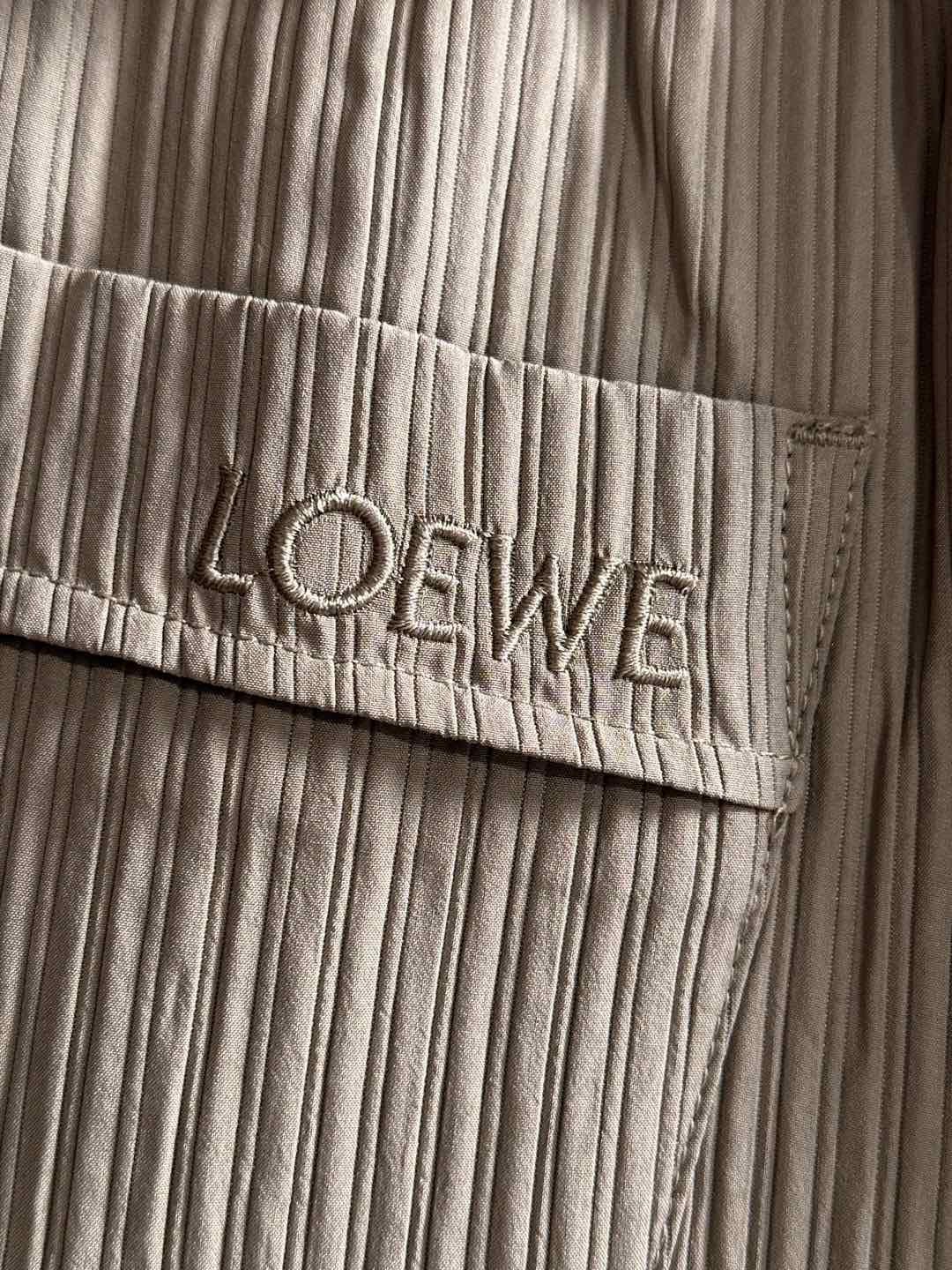 LE罗意2025早秋新款休闲裤!官网同步发售。品牌经典logo休闲裤，定制面料，舒适度极好，手触感强烈。