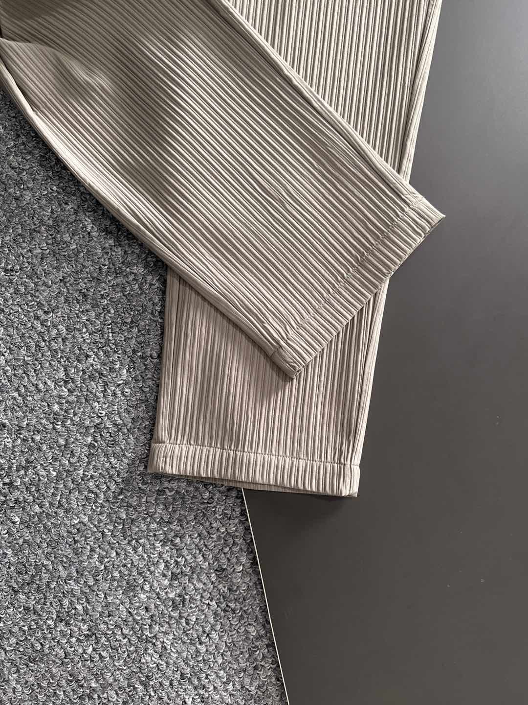 LE罗意2025早秋新款休闲裤!官网同步发售。品牌经典logo休闲裤，定制面料，舒适度极好，手触感强烈。