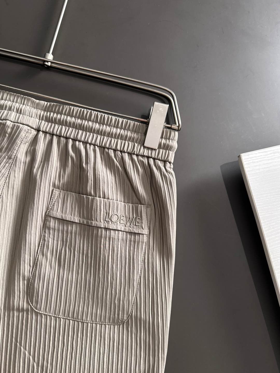 LE罗意2025早秋新款休闲裤!官网同步发售。品牌经典logo休闲裤，定制面料，舒适度极好，手触感强烈。