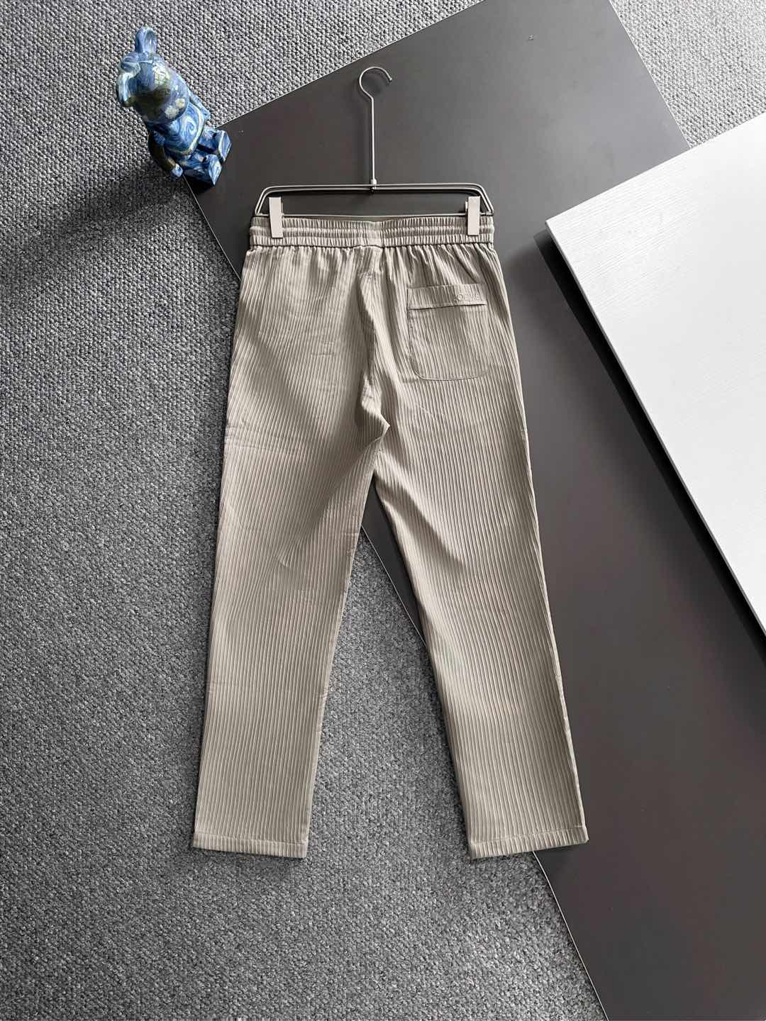 LE罗意2025早秋新款休闲裤!官网同步发售。品牌经典logo休闲裤，定制面料，舒适度极好，手触感强烈。