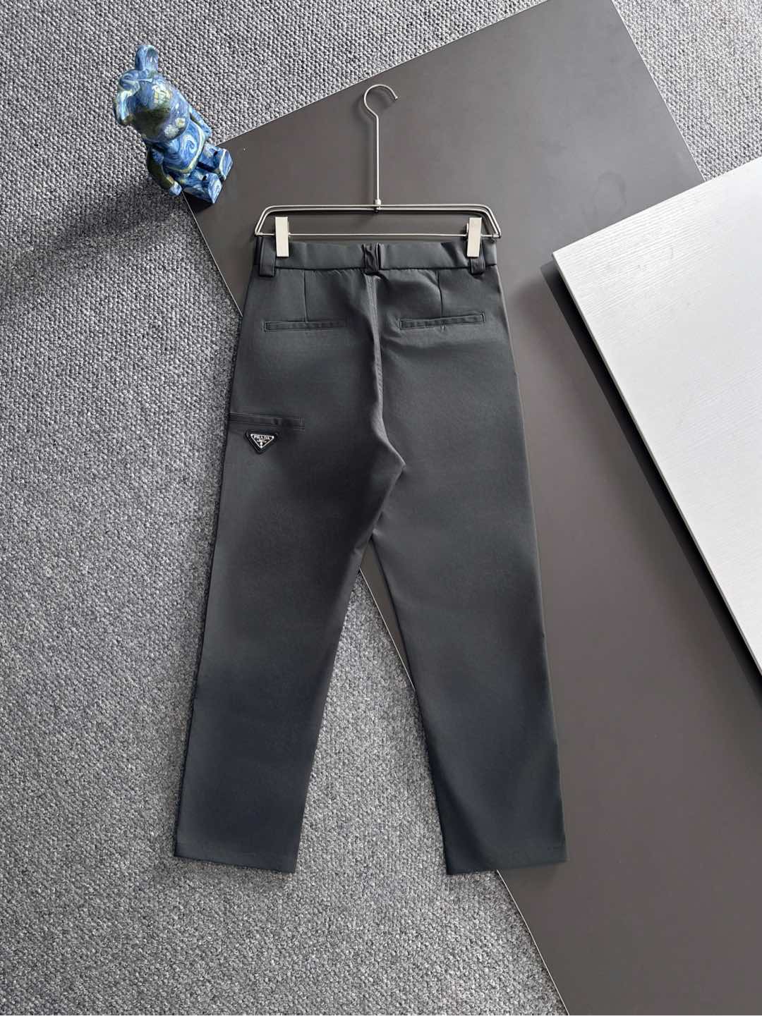 P家25秋冬 男士精品休闲裤.意大利🇮🇹进口面料，最新款上身版型无敌正!绝对可以闭眼收的一款此款裤子非常