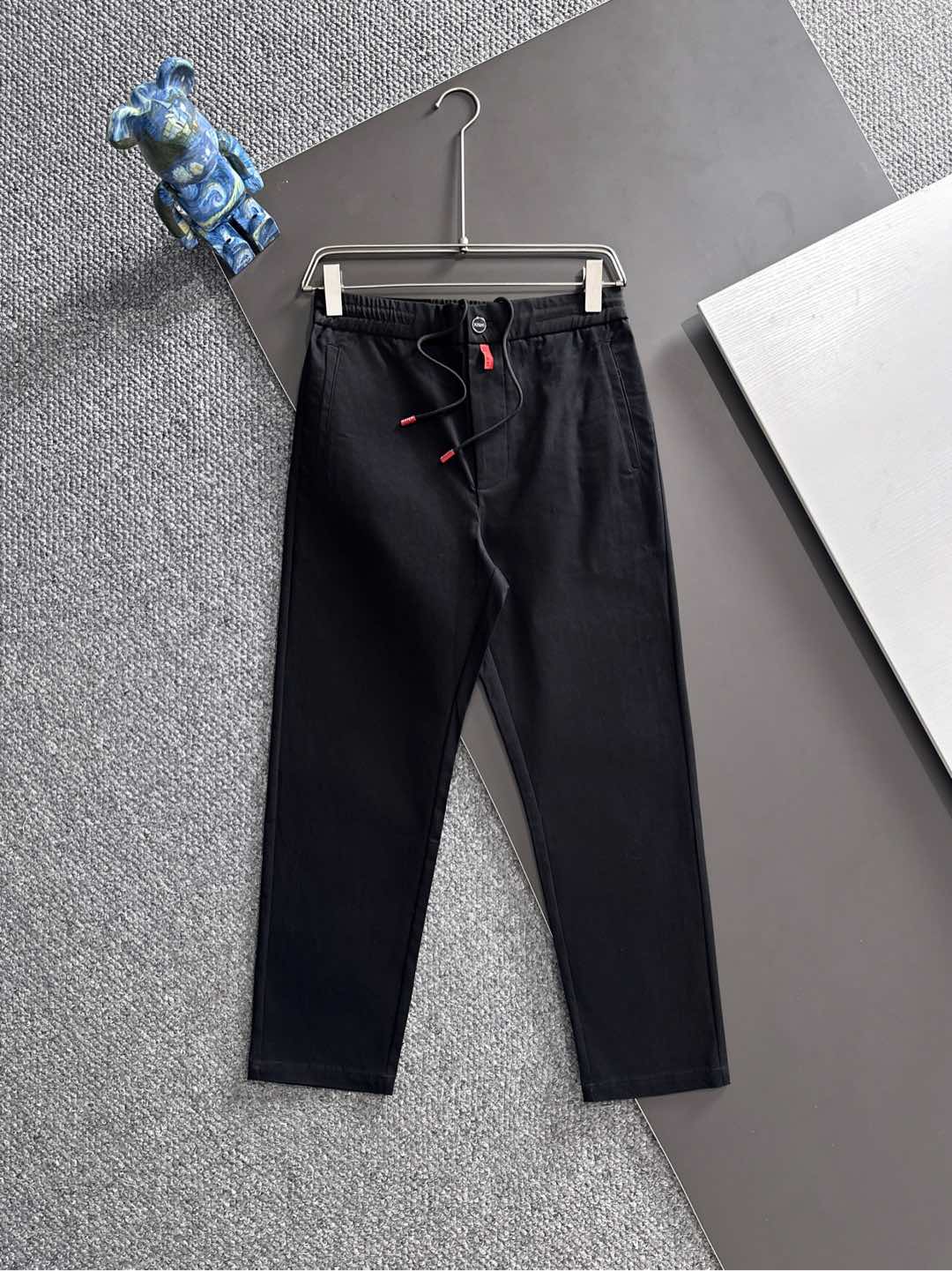 Ki重磅来袭2025FW早秋新品看似简约的小直筒剪裁，实则暗藏「立体工学」—— 定制面料裤身不起褶皱是贴