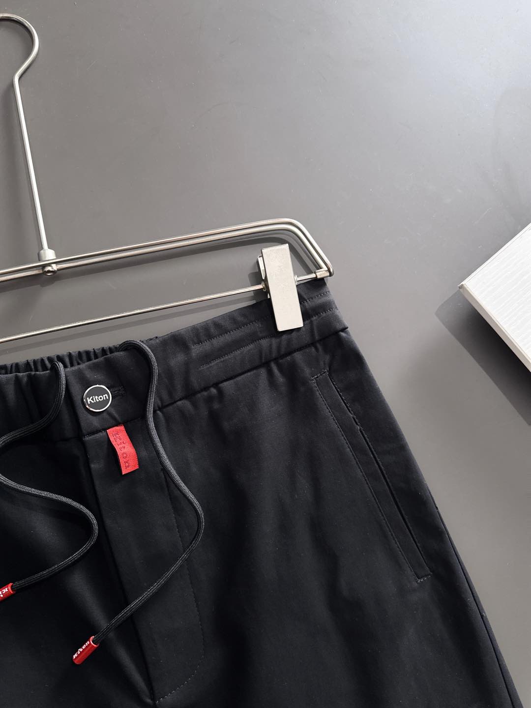 Ki重磅来袭2025FW早秋新品看似简约的小直筒剪裁，实则暗藏「立体工学」—— 定制面料裤身不起褶皱是贴