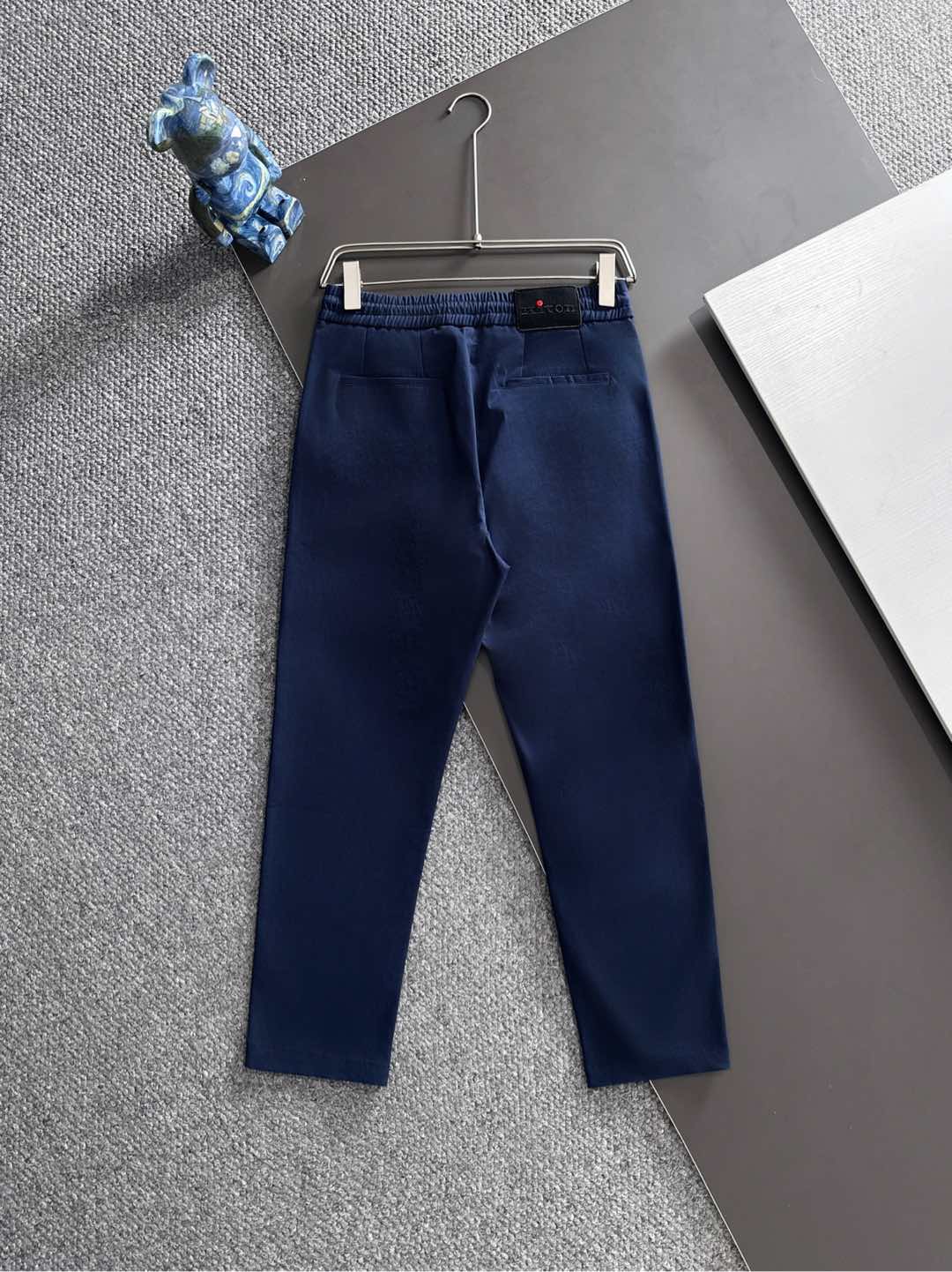 Ki重磅来袭2025FW早秋新品看似简约的小直筒剪裁，实则暗藏「立体工学」—— 定制面料裤身不起褶皱是贴