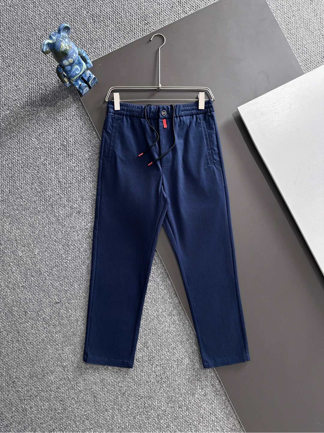 NO:522271,Ki is coming to the 2025FW early autumn new product. The seemingly simple small straight-cut cut actually hides 'three-dimensional engineering' - Customized fabric pants do not have wrinkles, which is a natural droop that fits the human body's movement trajectory. Walking with wind and not dragging, you can be 'free and stylish' when wearing and citywalk. The triple combination of elastic band + double buckle + drawstring can be used to accurately adjust the waist circumference without being slimmed. It is very friendly to all figures, 'comfortable and decent'. Grabbing with both hands, the red red buckle not only embellishes the shape, but also has a bit of functional feeling; those who understand recognize it at a glance 'It's Ki, which feels soft and smooth, but has muscles and bones, and the drooping feels not easy to wrinkle. You can also maintain a 'smart posture' when throwing it into the washing machine every day, which is worry-free and textured. There is no pressure to commuting and leisure switching~  A pair of pants integrates 'minimal philosophy' and 'pragmatism', and when I go out, I'm asked about the link!  You who pursue 'seemingly simple but full of details', don't miss it …………………………………………………………………………………………………………………………………………………………………………………………………………………………………………………………………………………………………………………………………………………………………………………………………………………………………………………………………………………………………………………………………………………………………………………………………………………………………………………19860909Ki重磅来袭2025FW早秋新品 看似简约的小直筒剪裁,实则暗藏「立体工学」—— 定制面料裤身不起褶皱是贴合人体运动轨迹的自然垂坠,走路带风又不拖沓,日常穿、citywalk 都能「自在又有型」 松紧带+双扣+抽绳三重组合,不勒肉还能精准调腰围,对各种身材都超友好,“舒适与体面” 两手抓 红色小红扣既点缀造型,又多了几分机能感；懂的人一眼认出 “是Ki 触感软糯丝滑却有筋骨,垂坠感足不易皱,日常丢进洗衣机也能保持 “挺括姿态”,省心又显质感,通勤、休闲切换毫无压力～ 一条裤子,把「极简哲学」和「实用主义」融透了,穿出门被问链接的程度！追求 “看似简单却藏满细节” 的你,别错过 …………………………………………………… SizeM-3XL,,alexander wang,Men's clothing