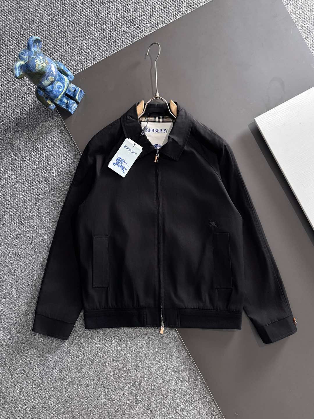 NO:521122,Bur (the latest big logo for the high-end collar) (the version of the right version) 2025FW early autumn new style released Burberry lapel jacket, autumn hot jacket, plaid inner, war horse embroidered jacket, comfortable and slim when worn, lazy and casual, combined with clean and simple colors, it is particularly pleasing to look at, suitable for daily wear~ I love to launch sports items embellished with vitality prints!  Size S-2XL complete three specifications H2025 new model first launch, burberry, burberry, jackets & coats, jackets & coats, alexander wang19860909Bur（高版本领口最新大标）（对版版本）2025FW早秋新款发布巴宝莉翻领夹克外套,秋季爆款外套,格子内里,战马刺绣款外套,穿上就是舒适自在又显瘦的存在,慵懒而随性,结合干净简单的色系就特别耐看,适合日常穿着~倾情推出缀饰活力印花的运动单品！ 尺码S-2XL 三标齐全 H2025新款首发,,burberry,burberry,jackets & coats,jackets & coats,alexander wang,Men's clothing