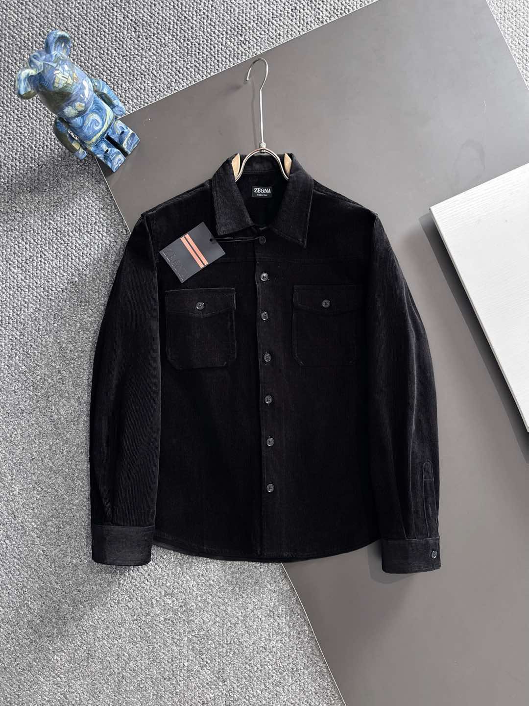 NO:521027,Z 2025 counter latest corduroy shirt jacket, straight-shaped corduroy shirt jacket, retro style promotes fashionable texture. It uses front button design, traditional collar, traditional chest pocket, retro fashion uses soft corduroy fabric to bring a touch of elegant color control to the tough line structure, making the texture more appropriate, and the soft touch neutralize each other, enriching the diversity of matching. You can wear it directly alone or as a thin coat inner wear item!  Color three colors S-XL, Jackets & coats,shirts,alexander wang19860909Z 2025专柜最新品灯芯绒衬衫外套,直筒廓形的灯芯绒衬衫外套,复古气息促进时尚质感.采用正面纽扣设计 传统衣领 传统胸前口袋 复古时尚用柔软的灯芯绒面料给硬朗的线条结构带来一丝优雅水洗做旧后的颜色把控,让质感变得更恰到好处版型和柔软触感相互中和,丰富了搭配的多样性,可直接单穿也可当作薄款外套内搭单品穿着！ 颜色三色 码数S-XL,,jackets & coats,shirts,alexander wang,Men's clothing