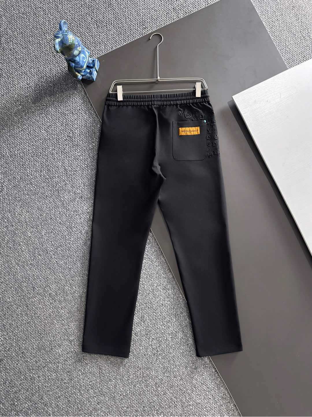 L家 秋冬最新男士休闲裤！ 简约百搭款，不挑人穿，腰部松紧抽绳设计，经典刺绣老花！良好的修饰身材比例，线