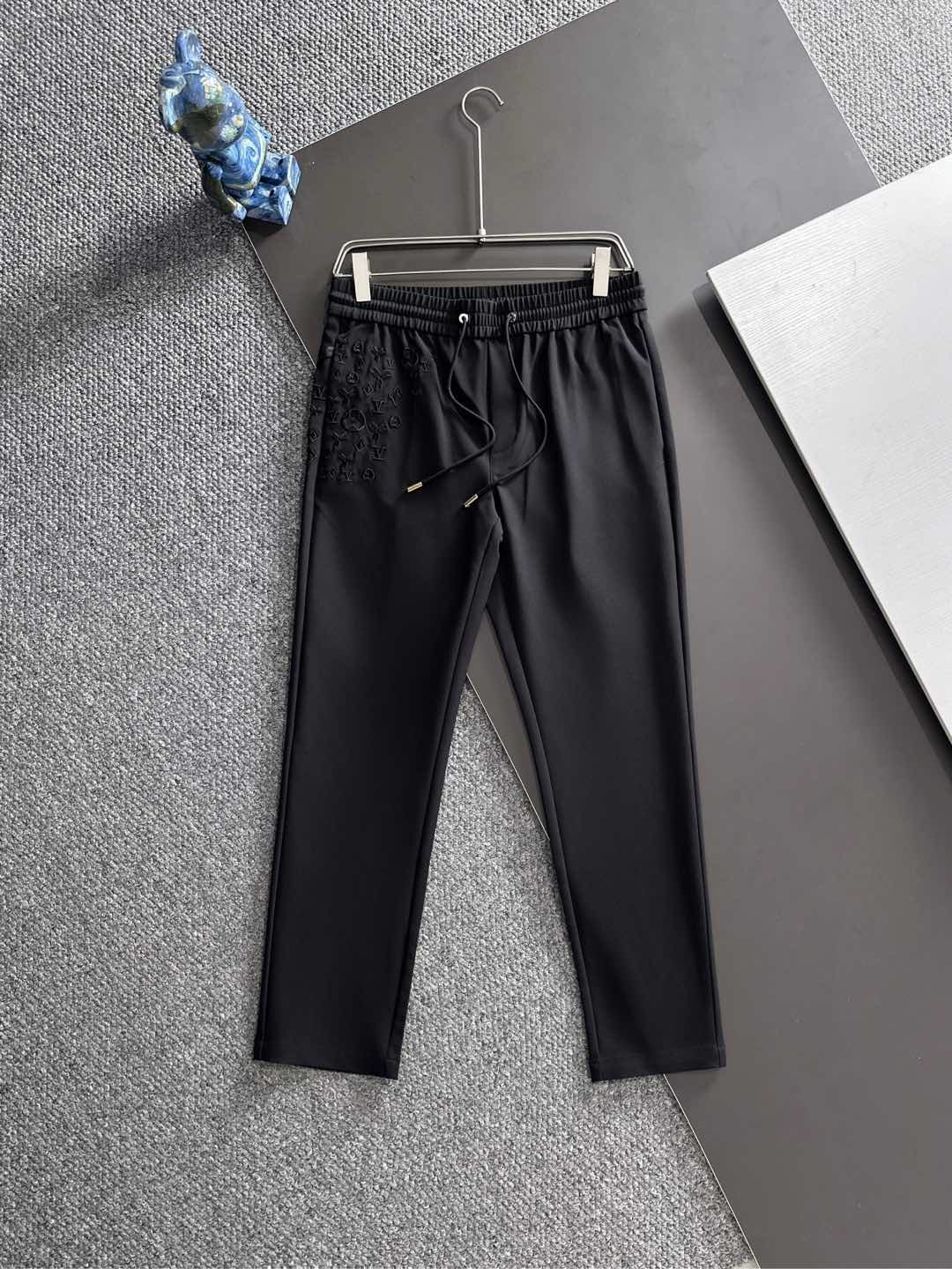 NO:522280,L's latest men's casual pants in autumn and winter!  Simple and versatile style, not picky to wear, waist elastic drawstring design, classic embroidery presbyterian!  Good body proportions, simple and straight lines, waist workmanship, inner edges, overall tailoring, and upper body effect are impeccable. You can control it at work or leisure... It has a drape and elasticity, and it doesn't work or exercise, and it feels shackled when you are not in motion. Size M-3XL, louis vuitton, alexander wang19860909L家 秋冬最新男士休闲裤！ 简约百搭款,不挑人穿,腰部松紧抽绳设计,经典刺绣老花！良好的修饰身材比例,线条简洁顺直,腰头的做工,内里的包边,整体的剪裁,上身效果都无可挑剔.无论是上班还是休闲都可以驾驭……有垂坠感有弹力,运动起来没有也羁绊感尺码M-3XL,,louis vuitton,alexander wang,Men's clothing