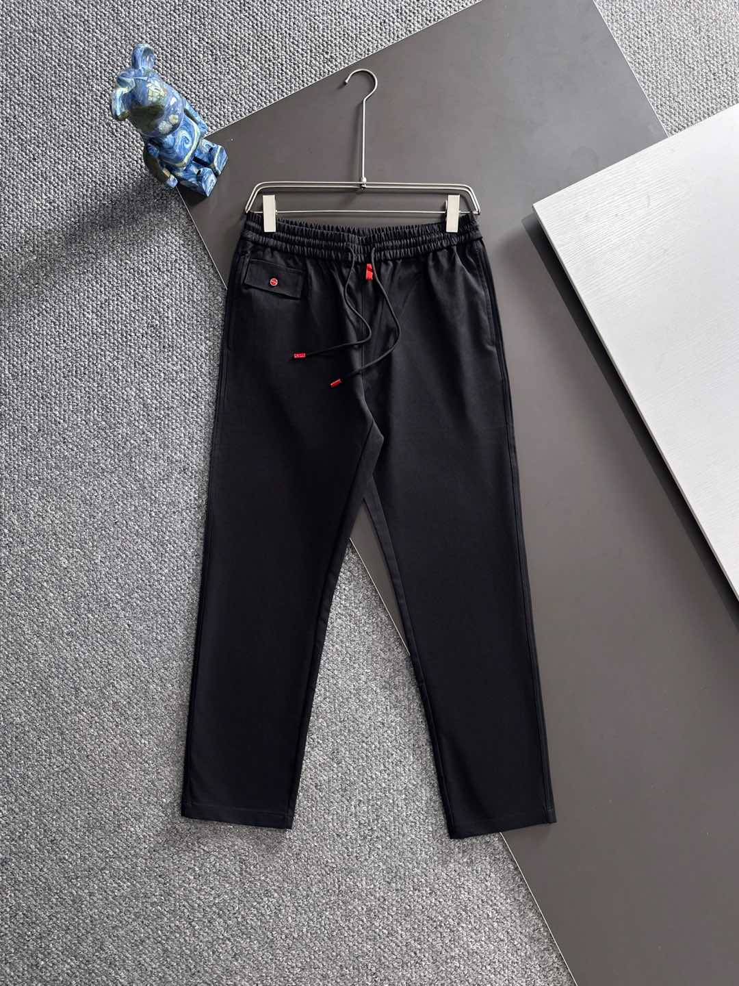 NO:528787,Kiton 2025 autumn and winter quality control recommendation!  Full-quality order, elastic waist zipper straight-foot casual pants, classic styles every year, elastic rope drawstring, embellishment of letter hanging grains, classic red has a highlight, classic and versatile, always casual slack on the upper body, warm and shiny on the surface, silky feel, comfortable and breathable on the upper body, overall, and a good sense of crispness. The order number of M-3XL in full-quality, alexander wang19860909Kiton2025秋冬 品质控推荐！全品相订单 松紧腰拉链直脚休闲裤 ,年年经典款式 松紧绳抽绳 字母吊粒的点缀 经典红色很有亮点 经典百搭同时 上身有总随意的松弛感 表面有着温润光泽感 手感丝滑 上身舒适透气 整体又有好的挺括感 全品相的订单码数M-3XL,,alexander wang,Men's clothing
