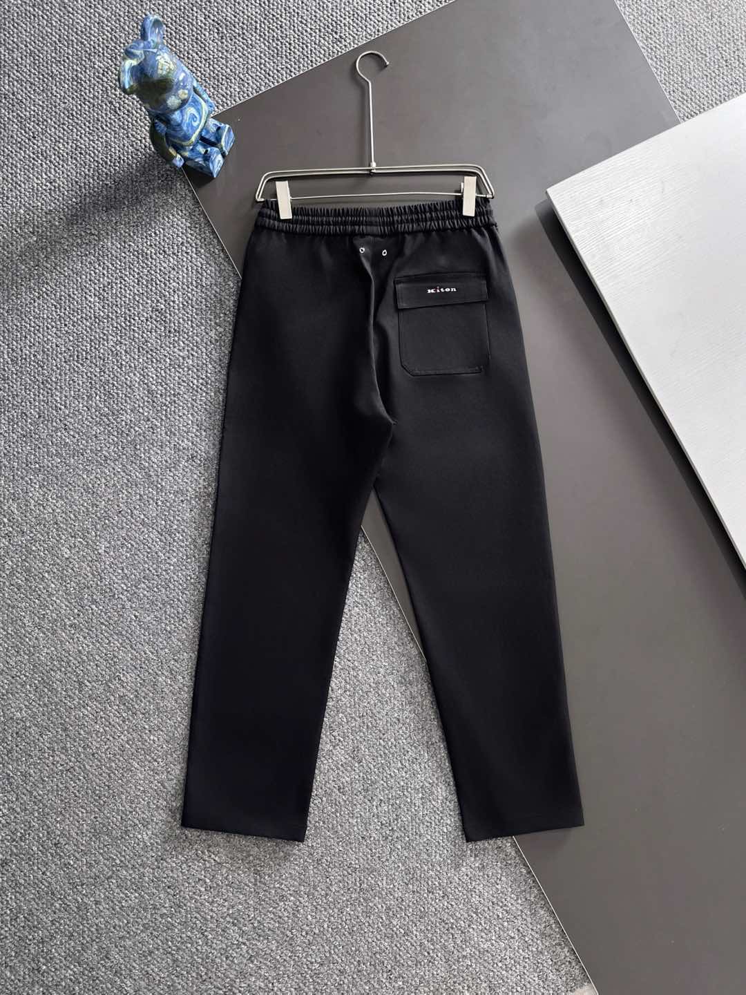 Kiton 2025秋冬 品质控推荐！全品相订单 松紧腰拉链直脚休闲裤 ，年年经典款式 松紧绳抽绳 字母