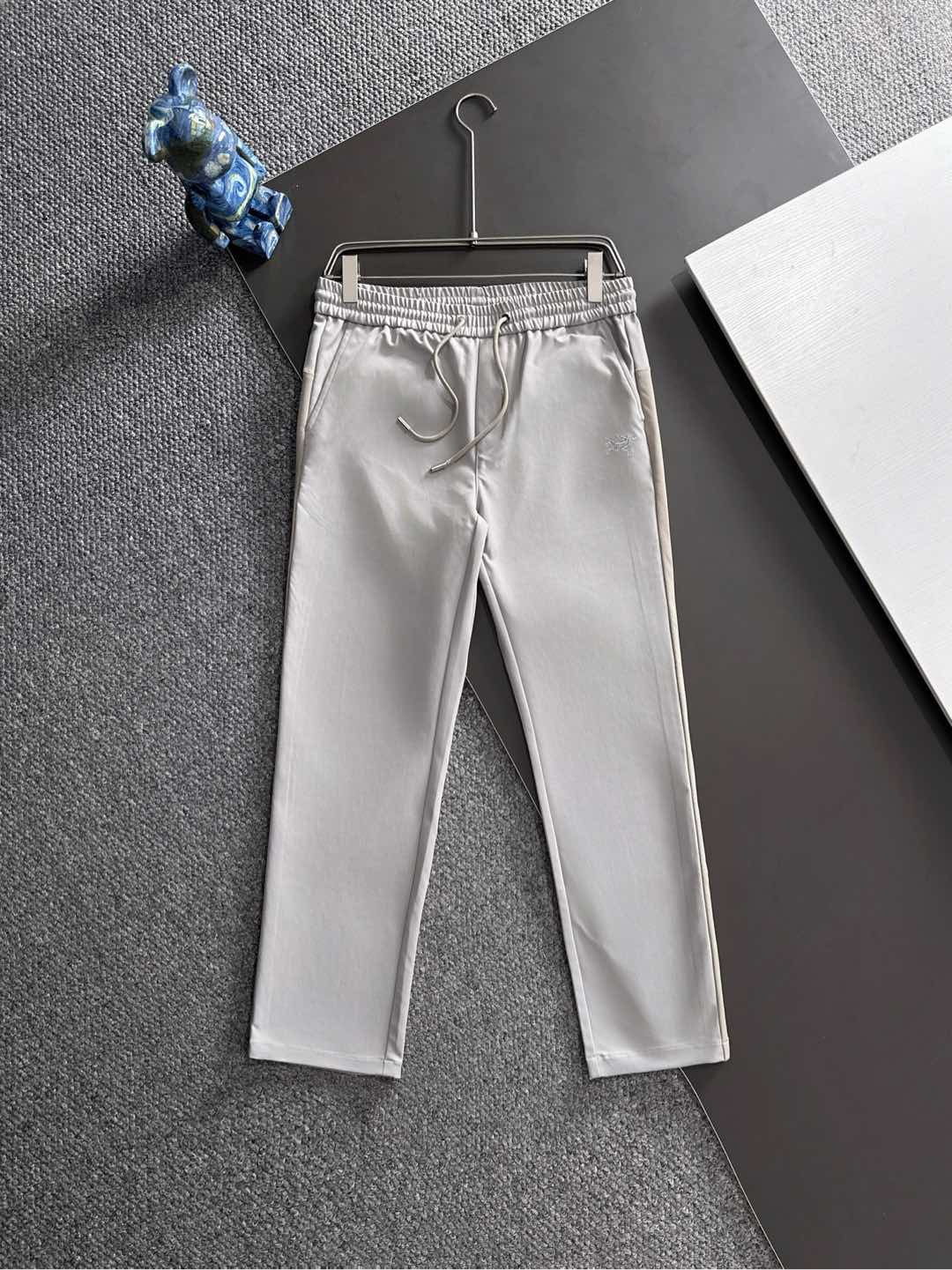 NO:528789,arcter Bird Home 25 autumn and winter new solid color small straight-leg casual pants hiking series, using imported fabric!  Very strong, flexible and comfortable. Excellent outdoor mountaineering, free movement without restrictions!  The simple shape is very atmospheric!  Size M-3XL, jil sander, alexander wang19860909arcter 鸟家25秋冬新款纯色小直筒休闲裤徒步系列,采用进口面料！非常结实弹舒服度极高.优良的户外登山四面弹 ,自由活动不受拘束！简洁的造型非常大气！ 尺码M-3XL,,jil sander,alexander wang,Men's clothing