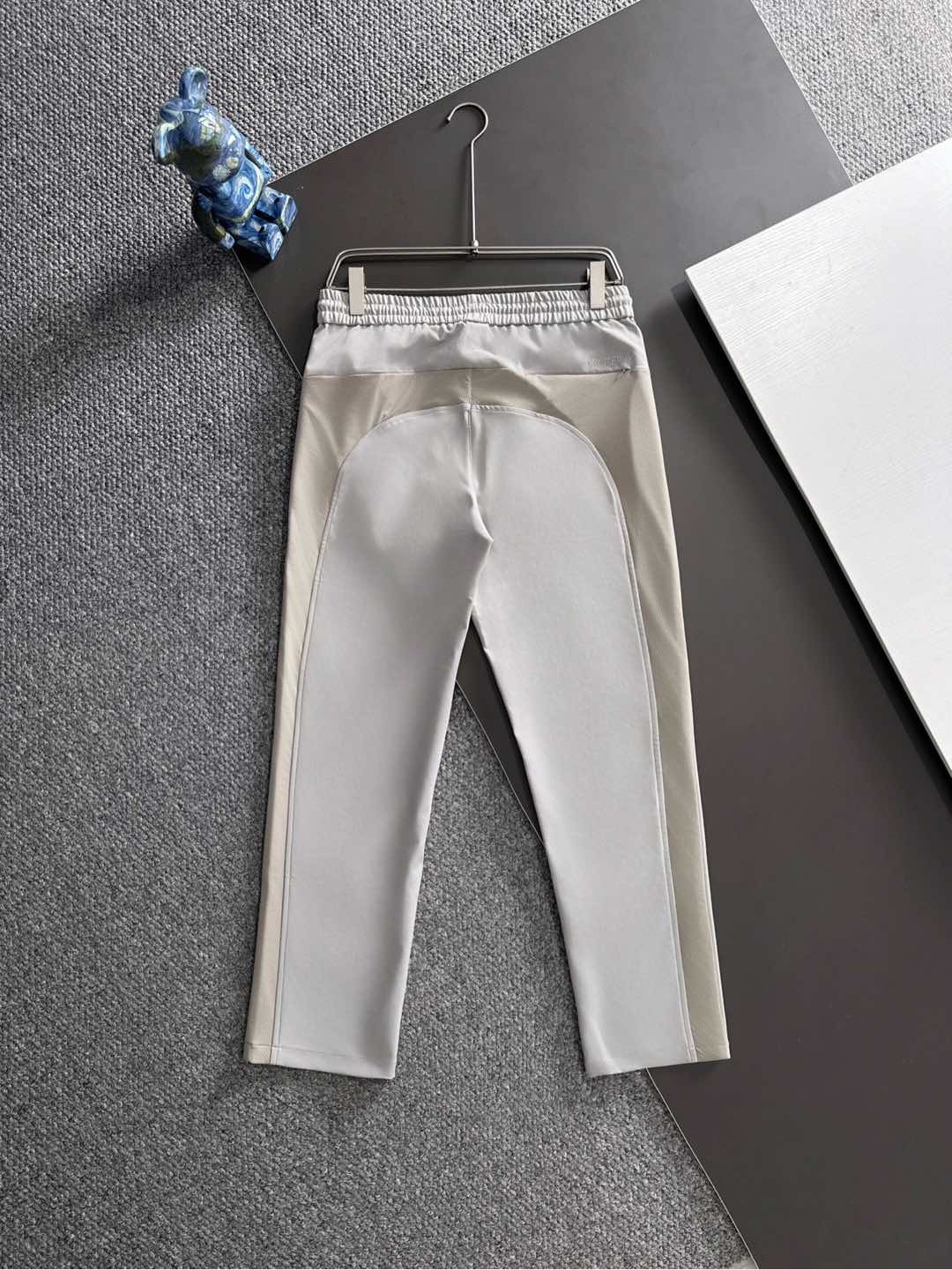 arcter 鸟家25秋冬新款纯色小直筒休闲裤徒步系列，采用进口面料！非常结实弹舒服度极高。优良的户外登