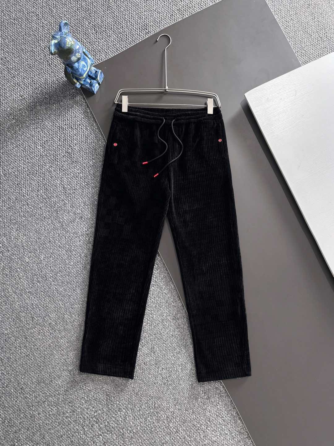 NO:528791,Kiton 25 new style. Fall in love with Xiaohongkuang New black corduroy drawstring casual pants, trading company channels are rare, Xiaohongkuangjia high-end business main line series, season-oriented boutique products, thick striped corduroy full of unique retro charm, rich materials and slim fit style, interpreting casual fashion with a neat and modern style!  This pants are made of imported black corduroy fabric for customers. It feels light and soft, with a neat velvet feel, soft and delicate skin-fitting feeling. The corduroy pit stripes are clear texture, neatly combed, and exquisite!  Show exquisite details!  The basic straight-leg casual pants style cut is not only versatile, but also can modify the leg shape. Men must seize the opportunity!  Size M-3XL M size waist 76/82cm-hip circumference 98cm-front 29cm-thigh circumference 58cm-trouser length 99cm-trouser legs 32cm L size waist 79/85cm-thigh circumference 102cm-front 30cm-thigh circumference 60cm-trouser length 100cm-trouser legs 33cm XL size waist 82/88cm-thigh circumference 106cm-front 31cm-thigh circumference 62cm-trouser length 101cm-trouser legs 34cm XXL size waist 86/92cm-thigh circumference 110cm-front 32cm-thigh circumference 64cm-trouser length 102cm-trouser legs 35cm  3XL size waist circumference 90/96cm - hip circumference 114cm - front gear 32cm - thigh circumference 66cm - trouser length 102cm - trouser legs 35cm, alexander wang19860909Kiton25年新款.爱上小红扣 新款黑色灯芯绒抽绳休闲裤,贸易公司渠道稀出,小红扣家高端商务主线系列,应季必备的刚需精品,粗条纹灯芯绒洋溢别致复古魅力,丰富材质搭配修身版型,以利落现代的风格演绎休闲时尚！ 这款裤装采用客供进口黑色灯芯绒面料制成,手感轻薄且柔软,表面绒感齐整,柔软细腻贴肤感巨舒适,灯芯绒坑条纹绒感纹理清晰,梳理齐整,精致感足！展现精致细节！基础直筒的休闲裤装版型剪裁,不仅百搭还可以起到修饰腿型的功效,各位男士们一定要把握住机会！尺码M-3XL M码腰围76/82cm-臀围98cm-前档29cm-大腿围58cm-裤长99cm-裤脚32cm L码腰围79/85cm-臀围102cm-前档30cm-大腿围60cm-裤长100cm-裤脚33cm XL码腰围82/88cm-臀围106cm-前档31cm-大腿围62cm-裤长101cm-裤脚34cm XXL码腰围86/92cm-臀围110cm-前档32cm-大腿围64cm-裤长102cm-裤脚35cm 3XL码腰围90/96cm-臀围114cm-前档32cm-大腿围66cm-裤长102cm-裤脚35cm,,alexander wang,Men's clothing