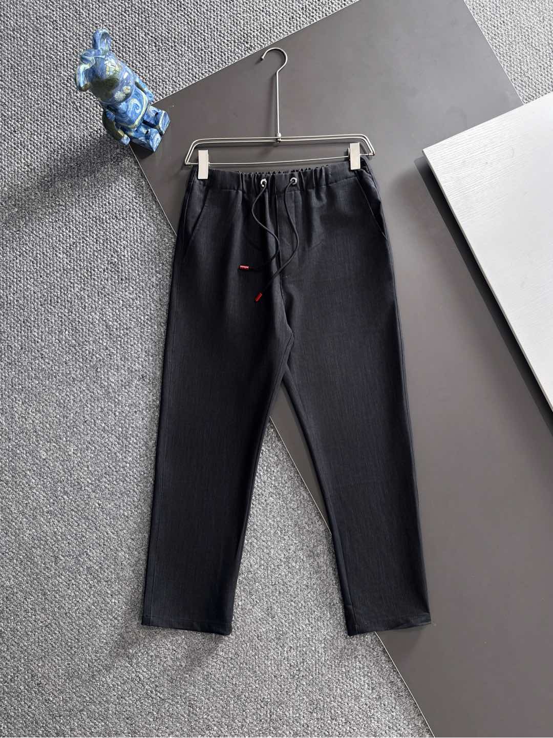 NO:528795,Ki is coming to the 2025FW early autumn new product. The seemingly simple small straight-cut cut actually hides 'three-dimensional engineering' - Customized fabric pants do not have wrinkles, which is a natural droop that fits the human body's movement trajectory. Walking with wind and not dragging, you can be 'free and stylish' when wearing and citywalk. The triple combination of elastic band + double buckle + drawstring can be used to accurately adjust the waist circumference without being slimmed. It is very friendly to all figures, 'comfortable and decent'. Grabbing with both hands, the red red buckle not only embellishes the shape, but also has a bit of functional feeling; those who understand recognize it at a glance 'It's Ki, which feels soft and smooth, but has muscles and bones, and the drooping feels not easy to wrinkle. You can also maintain a 'smart posture' when throwing it into the washing machine every day, which is worry-free and textured. There is no pressure to commuting and leisure switching~  A pair of pants integrates 'minimal philosophy' and 'pragmatism', and when I go out, I'm asked about the link!  You who pursue 'seemingly simple but full of details', don't miss it …………………………………………………………………………………………………………………………………………………………………………………………………………………………………………………………………………………………………………………………………………………………………………………………………………………………………………………………………………………………………………………………………………………………………………………………………………………………………………………19860909Ki重磅来袭2025FW早秋新品 看似简约的小直筒剪裁,实则暗藏「立体工学」—— 定制面料裤身不起褶皱是贴合人体运动轨迹的自然垂坠,走路带风又不拖沓,日常穿、citywalk 都能「自在又有型」 松紧带+双扣+抽绳三重组合,不勒肉还能精准调腰围,对各种身材都超友好,“舒适与体面” 两手抓 红色小红扣既点缀造型,又多了几分机能感；懂的人一眼认出 “是Ki 触感软糯丝滑却有筋骨,垂坠感足不易皱,日常丢进洗衣机也能保持 “挺括姿态”,省心又显质感,通勤、休闲切换毫无压力～ 一条裤子,把「极简哲学」和「实用主义」融透了,穿出门被问链接的程度！追求 “看似简单却藏满细节” 的你,别错过 …………………………………………………… SizeM-3XL,,alexander wang,Men's clothing