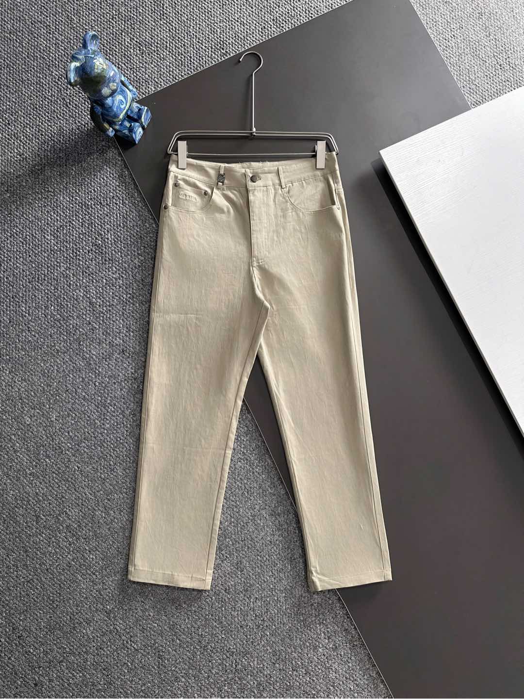 NO:522283,Zeg 2025 Autumn and Winter Asian Counter Series Latest Model!  High-end ruthless goods, high-end customized slim-fit business casual pants, original hardware, a style that is fully suitable for daily business and leisure, with super positive upper body effect, three-dimensional slim-fit buttock lift, and the leg lines are fully demonstrated, including Tennis special cotton fabric!  It belongs to the type of woven cotton!  The texture is firm and delicate, the upper body is very comfortable and stylish, and it is extremely practical and versatile, which is very worth buying!  Requested recommendations from old customers!  !  Size M-3XL, alexander wang19860909Zeg 2025秋冬亚洲专柜系列最新款！高端狠货 高端订制修身商务休闲裤西裤 原版五金 日常商务休闲都完全适用的款,上身效果超正,立体修身提臀,腿部线条完全得到彰显,含天丝特殊棉面料！属于色织棉的类型！纹理紧致细腻,上身非常舒适有型,而且极为实穿百搭,非常值得入手！老客户必收推荐！！尺码M-3XL,,alexander wang,Men's clothing