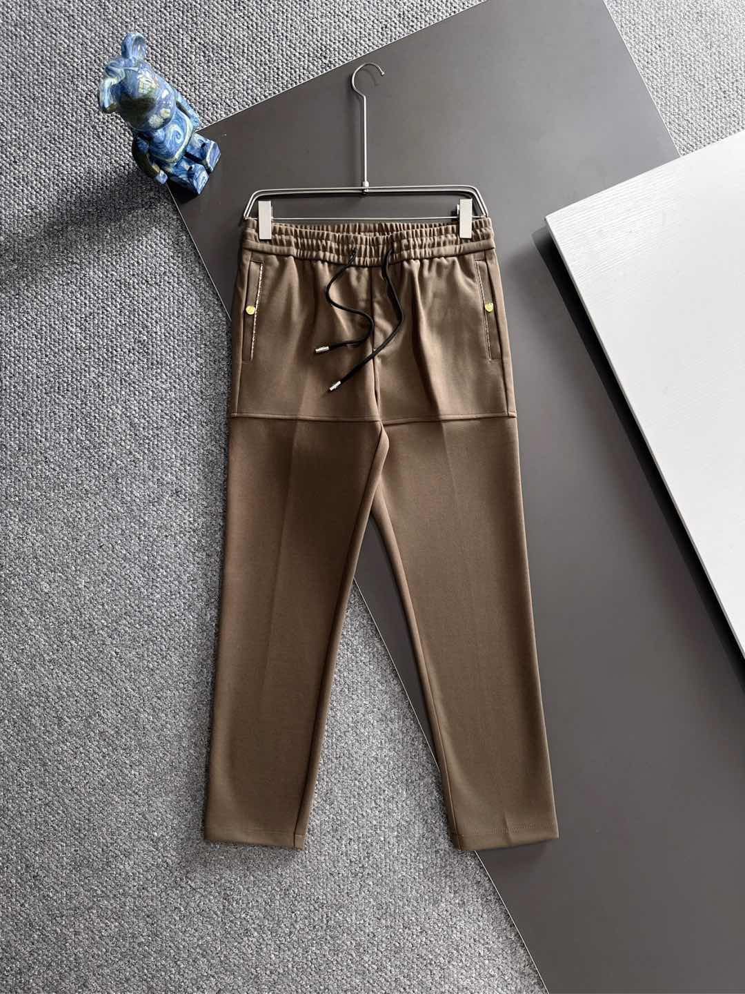 NO:522265,PRA 25s new wool pants. Small straight-leg design. It can be matched with sets. It is a casual and sports-care-free match. The fabric is soft, comfortable and draped. It stands upright and is stylish!  Small straight-tipped design, three-dimensional cutting design elongates the leg lines, making it look taller and slimmer. The elastic belt design is free to retract and place, and the customized hardware logo is suitable for various shapes. The side three-dimensional cutting design is customized. The brand hanging rope is highly recognizable. A casual pants suitable for various occasions, with a very outstanding upper body. The color is black. Khaki size M-3XL, prada, alexander wang19860909PRA 25s新款羊毛裤.小直筒设计.可搭配套装.运动休闲随意搭配.,面料柔软舒适有垂感.立挺上身有型！小直筒版型设计,立体裁剪设计拉长腿部线条,显高显瘦.松紧腰带设计,收放自如,定制五金logo适合凹各种造型.侧身立体裁剪设计.订制品牌吊绳.品牌字母标识辨识度极高.一款适合多种场合穿搭的休闲裤,上身绝绝子.颜色黑色.卡其 码数M-3XL,,prada,alexander wang,Men's clothing
