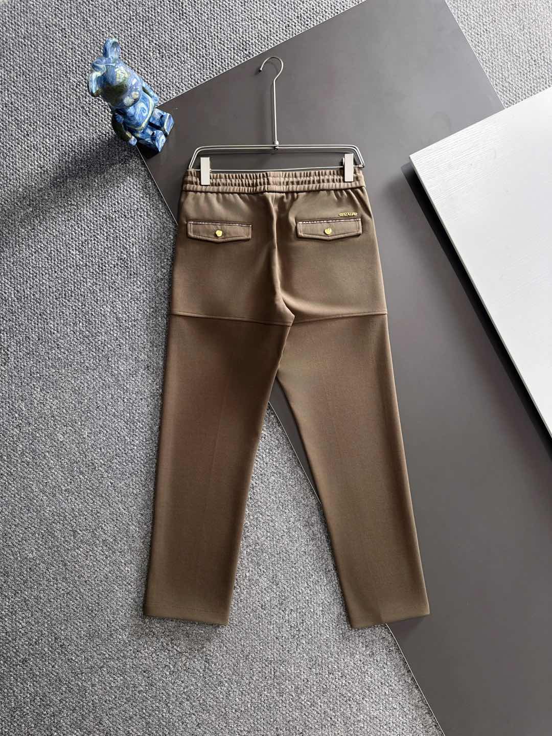 PRA 25s新款羊毛裤.小直筒设计.可搭配套装.运动休闲随意搭配.，面料柔软舒适有垂感.立挺上身有型！