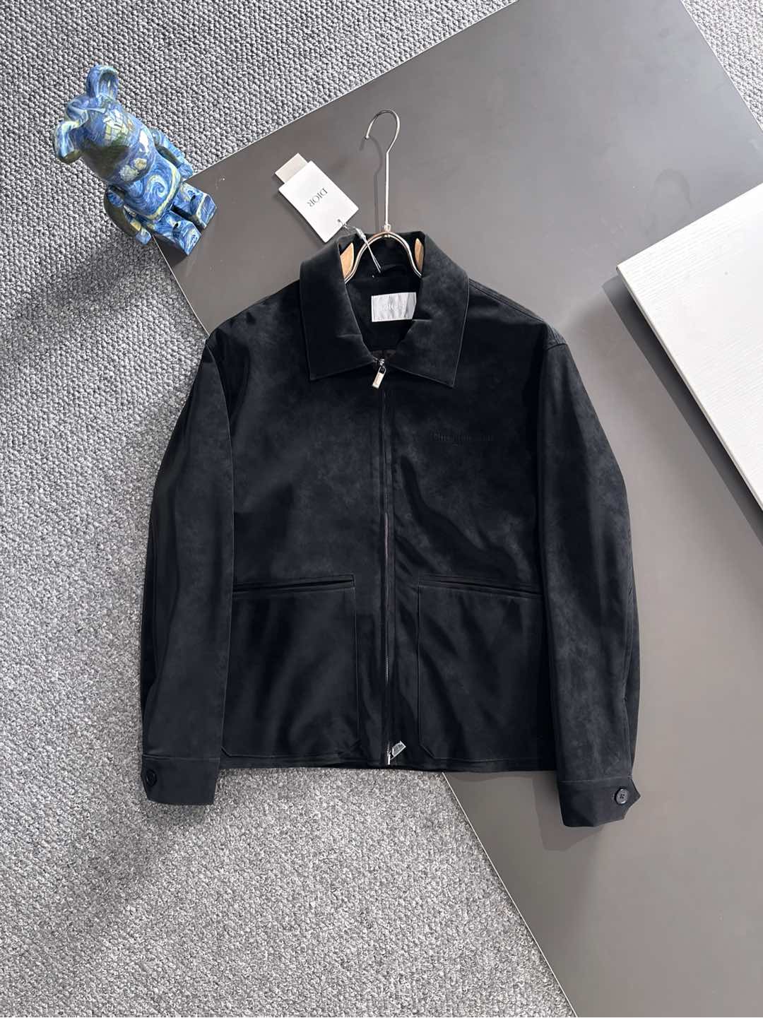 NO:521120,Dr.25FW new CD letter embossed suede jacket, men's high-end urban style lapel jacket. The channel goods of private nature are coming again, platinum-grade tasting things. CD family hot elements portray, smooth and delicate suede fabric, lined with dark patterns and jacquard letter logo, a wonderful item with an excellent temperament!  A god-level item that makes all tops look eclipsed!  When I encounter such an excellent product, I am willing to call it the strongest!  The style of this shirt jacket is very distinctive and unique. The lining is designed with dark-patterned jacquard letters, highlighting the fashionable atmosphere, emphasizing the classic soul texture, and highlighting the beauty of luxury and fashion. This style really has a natural high street beauty, meeting all your outfit needs, allowing you to look down on the whole world with trends!  The smooth and delicate suede fabric is crisp and comfortable, with soft texture. The simple lines are easy to wear with decent and elegant texture. The suede texture has a retro feel and a strong autumn and winter atmosphere. The rich but not ostentatious easily shows the affinity and high-end sense of clothing. Heavy texture, exquisite details, loose and stylish, full of silhouette and layering. The style is excellent, the upper body effect is unparalleled, and it is destined to be an excellent styling item that goes out, with a high return rate. Size S-2XL,,dior, jackets & coats, jackets & coats,chamois leather,alexander wang19860909Dr.25FW新款CD字母压纹图案麂皮绒夹克,男士高端都市风尚翻领外套.私密性质的渠道货再次来临,白金级品鉴心水之物.CD家族热元素刻画,顺滑细腻的麂皮绒面料,内衬暗纹提花字母标识,一款气质绝伦的妙曼单品！让所有上衣都黯然失色的神级单品！ 遇到一款如此的绝佳产物,我愿意称之其为最强！此款衬衣夹克的风格十分之鲜明独特,内衬采用暗纹提花字母图案设计,彰显时髦气息,着重强调经典的灵魂质感,凸显奢华时尚之美.此款真的有着浑然天成的高街美感,满足你的一切穿搭所需,让你用潮流俯视整个世界！ 顺滑细腻的麂皮绒面料,挺括舒适,质地柔软,简洁的线条廓形容易穿出得体优雅的质感,麂皮绒质地具有复古感和浓浓秋冬气息的颜色,浓郁却不张扬的轻松就展现出了服装的亲和力和高级感.重磅质感,细节精致感十足,宽松有范,廓形、层次感十足.版型绝佳,上身效果无与伦比,注定属于出街的优秀造型单品,回头率爆表. 尺码S-2XL,,dior,jackets & coats,jackets & coats,chamois leather,alexander wang,Men's clothing