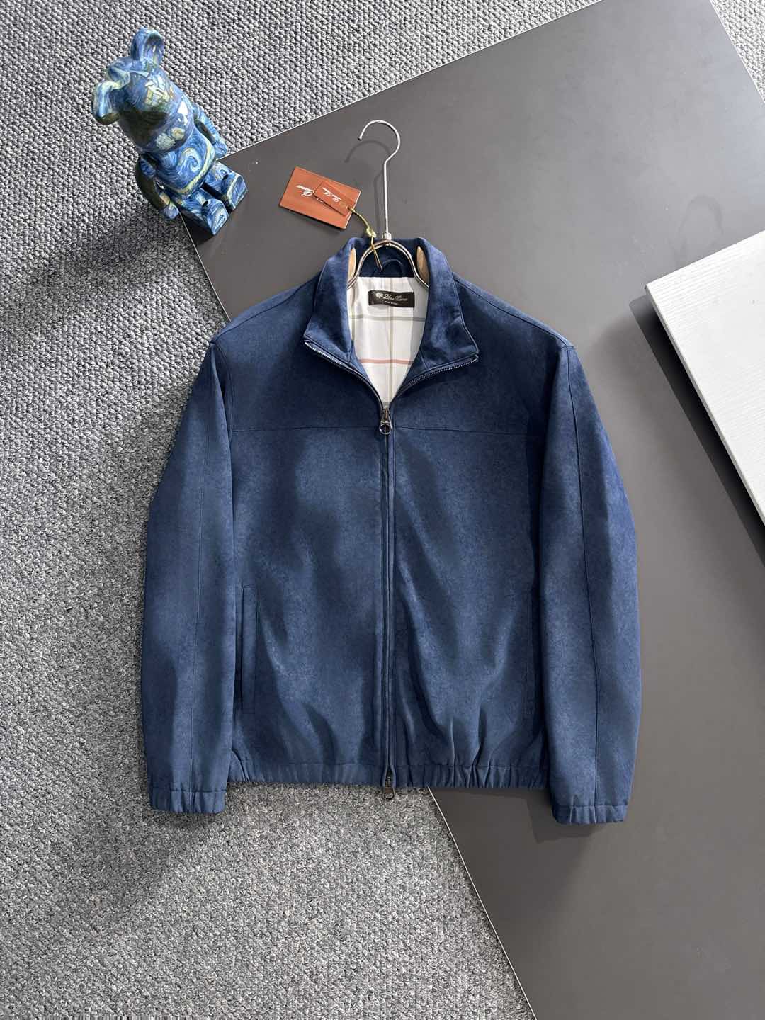 NO:522274,LP Old Qian style classic men's business and casual lapel jacket. Fashion with typical Italian style, trading company's channel products are very exquisite in fabric selection and craftsmanship, which is very consistent with the aesthetic tone of the LP family, low-key and luxurious, elegant and noble. Every detail proves the brand's own sense of high-endness. The Italian minimalist, capable and outdoor functional style are the ultimate interpretation, both solemn and harmonious, and the upper body is full of style!  A treasure-level functional equipment that combines fashion sense and design sense creates unique styling items, improved pilot styling design, classic stand collar design, retro age-reducing and very fashionable, with elastic designs on the cuffs and hem, and Italian customers provide imported suede fabrics. The texture is as delicate as baby's skin. It is crisp and superior, quite elegant and fashionable!  The color matching is light and versatile, the style is cut and neat, and the upper body instantly highlights the spirit. It is full of styles and can easily control various body shapes. It is a jacket that combines business commuting and outdoor leisure. It is an equipment with extremely high attendance rate in practical wear!  Colors and three colors fly together. S-2XL, loro piano, jackets & coats, jackets & coats, chamois leather, alexander wang19860909LP 老钱风 经典男士商务休闲小站领夹克外套.颇具意大利典型风格的时装,贸易公司渠道臻品 在面料选取和工艺方面都相当考究,极符合LP家族美学基调,低调且奢华,优雅且高贵,每一个细节都在力证品牌自身的高级感,通体将意式的极简、干练和户外功能性风格极致诠释,亦庄亦谐,上身型款十足！集时装感与设计感的一款宝藏级功能型装备,塑造出别具一格的造型单品,改良式的飞行员造型设计,经典的站领设计,复古减龄又非常时髦,袖口与下摆运用松紧设计,意大利客供进口麂皮面料.质感如婴儿皮肤一样细腻.挺括性优越,颇为优雅且时髦！配色轻熟百搭,版型剪裁干练利落,上身瞬间凸显出精神感,型款十足,轻松驾驭各种身型,商务通勤与户外休闲完美兼备的一款外套,属于实穿性出勤率极高的一款装备！ 颜色三色齐飞 码数S-2XL,,loro piana,jackets & coats,jackets & coats,chamois leather,alexander wang,Men's clothing