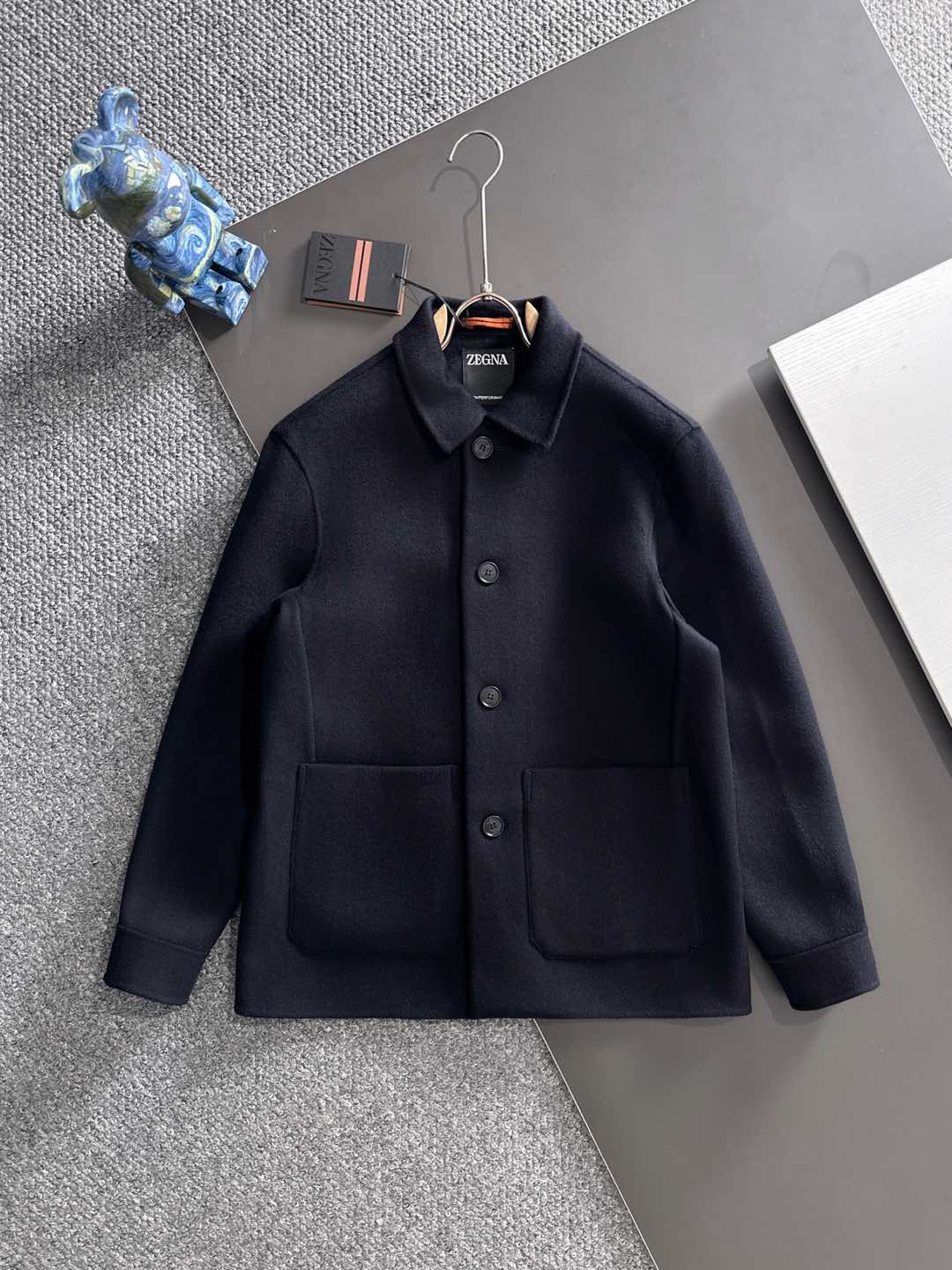 NO:521053,(Pure Handmade) High-end men's essential items are purely handmade cashmere wool coats. Each piece is made of pure handmade cashmere wool coats. Each piece is made of pure hand-sewn. Seamless inside - with packaging About style and design If the long coat of wool is too picky of 'hardware' and 'software', then this set of short coats is enough to accommodate. The streamlined small lapels, the straight slightly contoured shape, the overall shape is minimalist and young at the same time. About fabrics and craftsmanship Use 80 wool.10 mulberry silk.10 cashmere. Wool. With the special craftsmanship of imported equipment from Italy, the texture of the cloth is quite excellent, the fluffy and saturated tweed texture is soft, delicate and high-end, and the garment has super wrinkle resistance. The whole coat is purely hand-sewn by the master stitching one stitch and one thread, and is produced ingeniously. The edges and three-dimensional outlines are used to outline the edges and three-dimensional outlines, keeping the garment minimalist while showing the craftsmanship value. Each line and proportion are carefully arranged.  S-2XL, Jackets & coats,alexander wang19860909（纯手工）高端男士必备单品纯手工呢羊绒羊毛大衣.每一件都是纯手工缝制而成.内里无缝—带包装 关于款式及设计 如果羊毛呢料的长款大衣太挑“硬件”和“软件”,那么这一组短大衣就足够包容.精简的小翻领,直身的微廓形,整体偏极简,同时偏年轻. 关于面料及工艺 采用80羊毛.10桑蚕丝.10羊绒.羊毛 经意大利进口设备特殊工艺加持,使得布面的质感相当优秀,蓬松饱和的立绒质感,面料柔软,细腻高级,成衣具有超强抗皱性. 整件外套由老师傅一针一线纯手工缝制,匠心出品,采用暗走线来勾勒边缘及立体轮廓,保持成衣极简的同时又尽显工艺值,每一条走线与比例都经过精心安排 码数S-2XL,,jackets & coats,alexander wang,Men's clothing