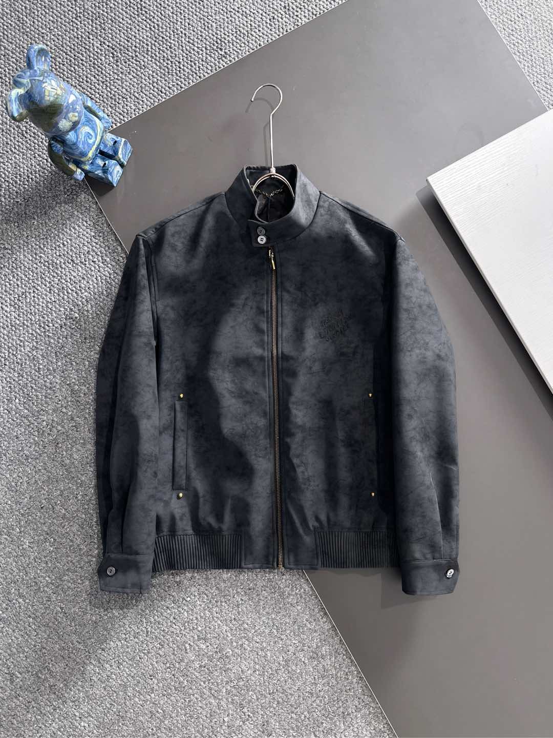 NO:521128,LV Donkey Home 2025SS Early Autumn New Suede Occupy Jacket, Men's Classic Letter Leather Jacket Jacket!  Trading companies have sparse channels and are on sale on the leading official website!  Men's high-end urban style lapel jacket. Platinum-grade tasting something!  Smooth and delicate suede fabric, lined with dark patterns, jacquard letter logo, a wonderful item with an excellent temperament!  When I encounter such an excellent product, I am willing to call it the strongest!  The style of this shirt jacket is very distinctive and unique, with lettering details, engraved metal snap buckles, and the lining is designed with dark-patterned jacquard letter patterns, highlighting the fashionable atmosphere, emphasizing the classic soul texture, highlighting the beauty of luxury and fashion!  This style really has a natural high street beauty, which meets all your outfit needs and allows you to look down on the whole world with trends!  The smooth and delicate suede fabric is crisp and comfortable, with a soft texture. The simple lines and contours are easy to wear to create a decent and elegant texture. The suede texture has a retro feel and a strong autumn and winter atmosphere. The rich but not ostentatious easily shows the affinity and high-end sense of the clothing!  It has a heavy texture, exquisite details, loose and stylish, full of silhouette and layering. It has excellent style and unparalleled upper body effect. It is destined to be an excellent styling item that goes out, with a great return rate!  Three colors enter!  Size: S-2XL,,louis vuitton,louis vuitton,louis vuitton,jackets & coats,jackets & coats,leather jacket,chamois leather,alexander wang19860909LV驴家2025SS早秋新款麂皮绒占领夹克,男士经典字母皮衣夹克外套！贸易公司渠道稀出,领先官网发售！男士高端都市风尚翻领外套.白金级品鉴心水之物！顺滑细腻的麂皮绒面料,内衬暗纹提花字母标识,一款气质绝伦的妙曼单品！ 遇到一款如此的绝佳产物,我愿意称之其为最强！此款衬衣夹克的风格十分之鲜明独特,字母细节,刻字金属按扣开合,内衬采用暗纹提花字母图案设计,彰显时髦气息,着重强调经典的灵魂质感,凸显奢华时尚之美！此款真的有着浑然天成的高街美感,满足你的一切穿搭所需,让你用潮流俯视整个世界！ 顺滑细腻的麂皮绒面料,挺括舒适,质地柔软,简洁的线条廓形容易穿出得体优雅的质感,麂皮绒质地具有复古感和浓浓秋冬气息的颜色,浓郁却不张扬的轻松就展现出了服装的亲和力和高级感！重磅质感,细节精致感十足,宽松有范,廓形、层次感十足.版型绝佳,上身效果无与伦比,注定属于出街的优秀造型单品,回头率爆表！ 三色入！尺码:S-2XL,,louis vuitton,louis vuitton,louis vuitton,jackets & coats,jackets & coats,leather jacket,chamois leather,alexander wang,Men's clothing