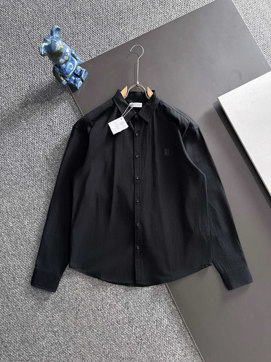 NO:521125,Bru**llo Cuci**lli men's business casual plaid long-sleeved shirt. Official synchronous series!  Fashion with typical Italian style is quite exquisite in fabric selection and craftsmanship, which is very consistent with the aesthetic tone of BC, low-key and luxurious, elegant and noble. Every detail proves the brand's own sense of luxury!  As a recognized fashion item, shirts are undoubtedly one of the most vital elements in the fashion circle. They appear very frequently, are simple and distinctive. They are a good medicine to improve vision. In terms of outfits, they are both refreshing and age-reducing and fashionable, and they are intellectual and elegant, showing their taste and temperament, with various label symbols!  The fabrics and accessories are all supplied by foreign merchants. They are heavy-duty imported Turkish cotton, and BC classic French style. They have elegant temperament attributes and are full of high-end feeling!  Invincible versatile, with extensive compatibility, the first choice for urban elite men!  S-XL, Shirts,alexander wang19860909Bru**llo Cuci**lli 男士商务休闲格子长袖衬衫.官方同步系列！颇具意大利典型风格的时装,在面料选取和工艺方面都相当考究,极符合 BC美学基调,低调且奢华,优雅且高贵,每一个细节都在力证品牌自身的高级感！衬衫作为公认的时尚单品,无疑是时尚圈生命力最强的元素之一,出镜率极高,简单而个性鲜明,是改良视觉的良药,在穿搭方面即清爽减龄又自带时髦感,即知性儒雅又彰显品位气质,有着各种标签符号！面料和辅料皆为外商客供,重磅土耳其进口棉,BC经典法式领款..自带儒雅气质属性,高级感十足！无敌的百搭,兼容性广泛,都市精英男士首选！ 码数S-XL,,shirts,alexander wang,Men's clothing