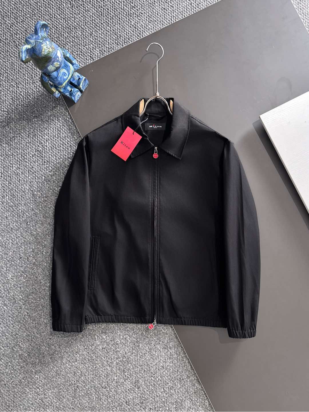 NO:521114,The collision of classic and innovation, the unique design and high quality of Kiton lapel jacket Kiton jacket make the wearer more conspicuous in the crowd. Special attention is paid to tailoring technology, and the three-dimensional and line beauty of this jacket is displayed through precise cutting and detailed wiring, which is fit and natural and atmospheric. In the details, it is unique, customized auxiliary hardware accessories are provided, and the red metal zipper head is really eye-catching, and the cuffs are elastically tightened to keep warm. The collar adopts a lapel design, which is both in line with fashion trends and can effectively prevent wind. The classic design of Kiton jacket is simple and elegant, retaining the classic elements of the windbreaker and incorporating fashion elements, making the jacket more fashionable and versatile. Two colors are available to meet the matching needs of different clothing.  It has both classic eternal charm and modern fashion atmosphere. Whether it is a solemn business occasion or a relaxed leisure time, the Kiton jacket can show the wearer's elegant temperament and unique taste. S-2XL, Jackets & coats, Jackets & coats, alexander wang19860909经典与创新的碰撞,Kiton翻领夹克外套Kiton夹克的独特设计和高品质,使穿着者在人群中更加显眼. 尤其注重剪裁工艺,通过精准的裁剪和细致的走线,展现出这款夹克的立体感和线条美,穿着合身且自然大气. 在细节处理上独具匠心,客供订制辅料五金配件,红色金属拉链头着实醒目亮眼,袖口采用弹力收紧设计,可以更好地保暖；领口采用翻领设计,既符合时尚潮流,又能有效防风； 经典设计Kiton的夹克设计简约而不失优雅,既保留了风衣的经典元素,又融入了时尚元素,使夹克更加时尚百搭. 提供2种颜色的选择,以满足不同服饰的搭配需求. 既有经典的永恒魅力,又不失现代的时尚气息.无论是庄重的商务场合,还是轻松的休闲时光,Kiton夹克都能展现出穿着者的优雅气质和独特品味. 码数S-2XL,,jackets & coats,jackets & coats,alexander wang,Men's clothing