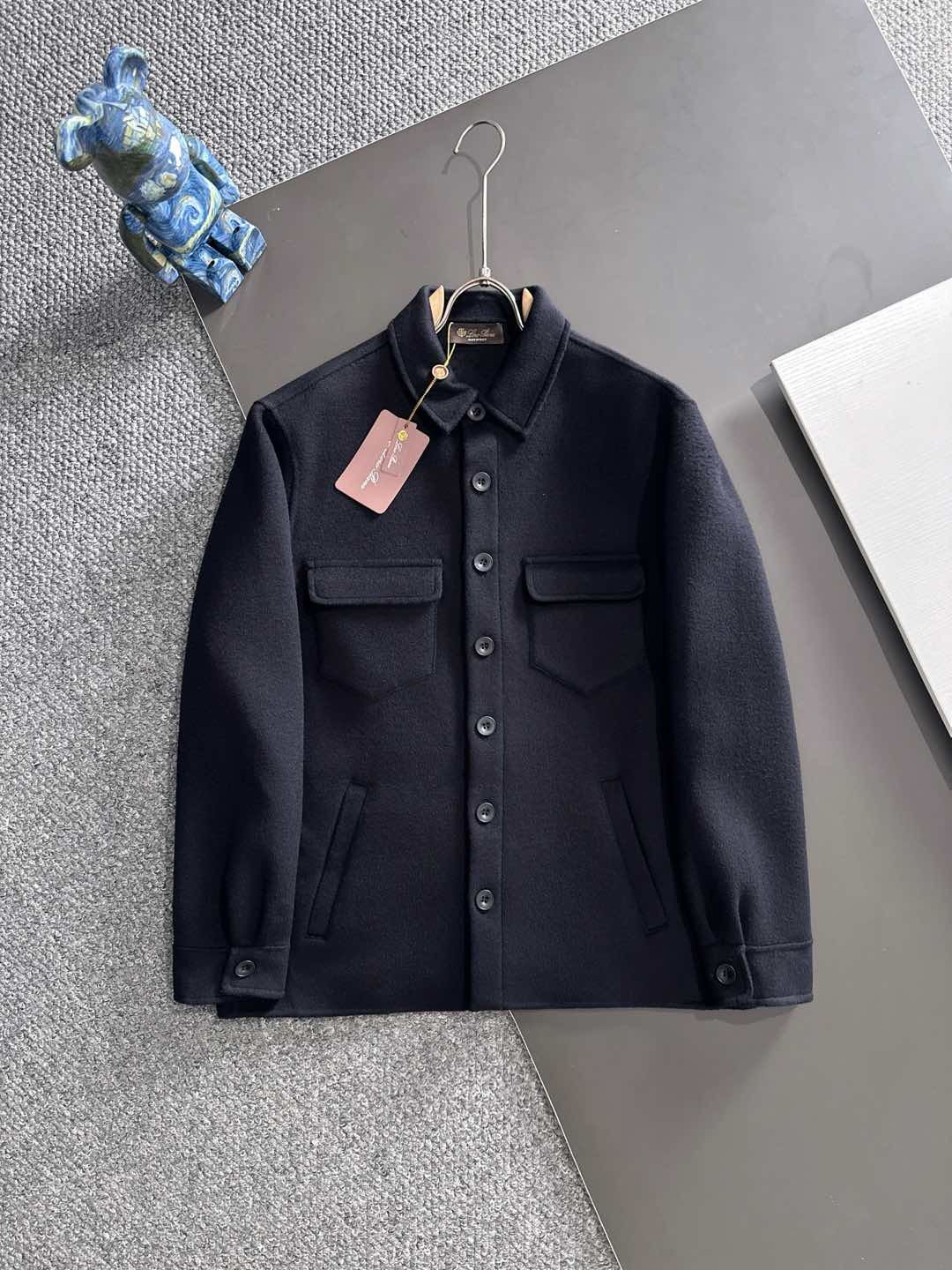 NO:521116,(Pure Handmade) LP & Nuo Pianya is a must-have item for high-end men's wardrobe for pure handmade wool cashmere wool coat. Each piece is made by hand. Seamless inside - with packaging About style and design If a long coat with wool is too picky of 'hardware' and 'software', then this set of short coats is enough to accommodate. The streamlined small lapels, the straight silhouette, the overall shape is minimalist, and the same is young. About fabrics and craftsmanship, 80 wool, 10 mulberry silk, 10 cashmere. Wool is blessed by special craftsmanship from imported Italian equipment, making the texture of the cloth very excellent, the fluffy and saturated trefoil texture, the fabric is soft, delicate and high-end, and the ready-to-wear has super wrinkle resistance.  The entire jacket is hand-sewn by the master, and is produced ingeniously. It uses dark lines to outline the edges and three-dimensional outlines, keeping the garment minimalist while showing the craftsmanship value. Each line and proportion are carefully arranged. Number S-2XL, loro piano, jackets & coats, alexander wang19860909（纯手工）LP&诺悠翩雅 高端男士衣橱必备单品纯手工呢羊绒羊毛大衣.每一件都是纯手工缝制而成.内里无缝—带包装 关于款式及设计 如果羊毛呢料的长款大衣太挑“硬件”和“软件”,那么这一组短大衣就足够包容.精简的小翻领,直身的微廓形,整体偏极简,同时偏年轻. 关于面料及工艺 采用80羊毛.10桑蚕丝.10羊绒.羊毛 经意大利进口设备特殊工艺加持,使得布面的质感相当优秀,蓬松饱和的立绒质感,面料柔软,细腻高级,成衣具有超强抗皱性. 整件外套由老师傅一针一线纯手工缝制,匠心出品,采用暗走线来勾勒边缘及立体轮廓,保持成衣极简的同时又尽显工艺值,每一条走线与比例都经过精心安排 码数S-2XL,,loro piana,jackets & coats,alexander wang,Men's clothing