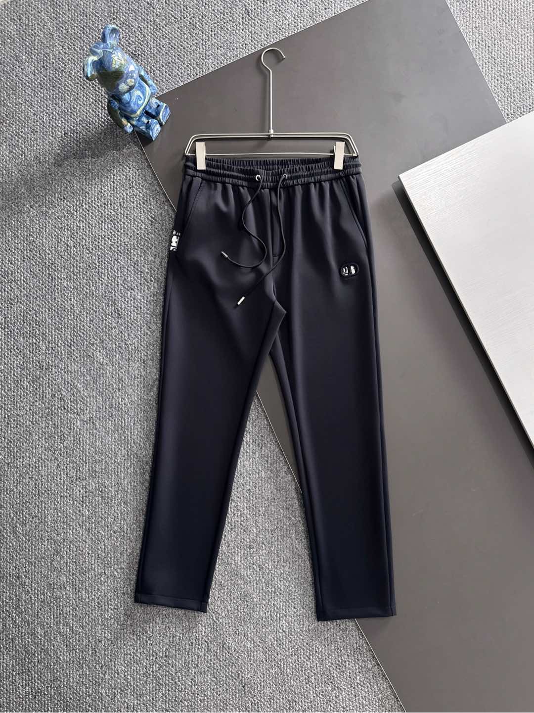 NO:539401,Dio exclusively offers new casual pants, high-end version!  Customized fabrics for counters are highly comfortable, impeccable in details, and the brand element design concept reflects high quality. They feel delicate and soft!  It is casually cut, with a great upper body style!  Code number M-3XL, dior, alexander wang19860909Dio独家专供新款休闲裤 高端版本！专柜定制面料 舒适度高,细节无可挑剔,品牌元素设计理念,体现高品质.手感细腻柔软！呈现休闲裁剪,上身版型超赞！码数M-3XL,,dior,alexander wang,Men's clothing