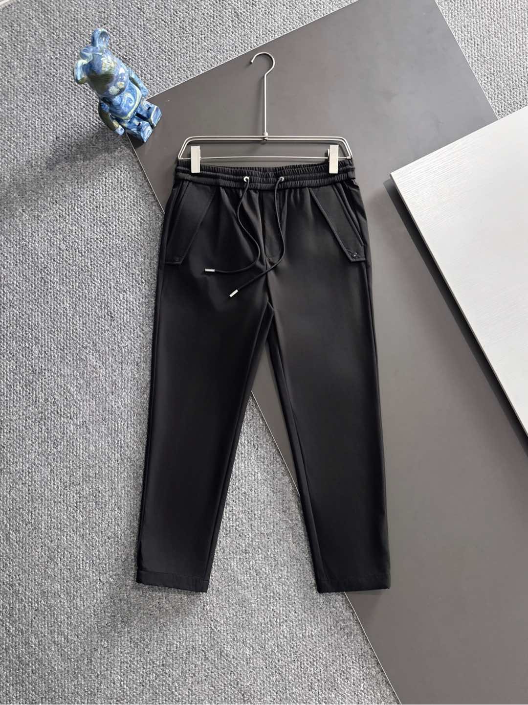 NO:539396,PRADA 2025 autumn and winter new style. The imported fabric style is simple and versatile, not picky about people and full of details!  The sides of the trouser pockets are very highlighted, but they don’t look too high-profile. The upper body is handsome and stylish, and the tone is full of style. The waist, the overall tailoring, the upper body effect are impeccable, and the style is excellent. Whether you are at work or at leisure, you can perfectly control it. Color black khaki size M-3XL, prada, alexander wang19860909PRADA 2025秋冬新款.进口面料款式简约百搭款,不挑人穿,细节感十足！裤身口袋两侧非常有亮点,但也不会显得过于高调.上身帅气有型,腔调十足.腰头的做工,整体的剪裁,上身效果都无可挑剔,版型超赞；无论是上班还是休闲,都可以完美驾驭. 颜色黑色 卡其 码数M-3XL,,prada,alexander wang,Men's clothing