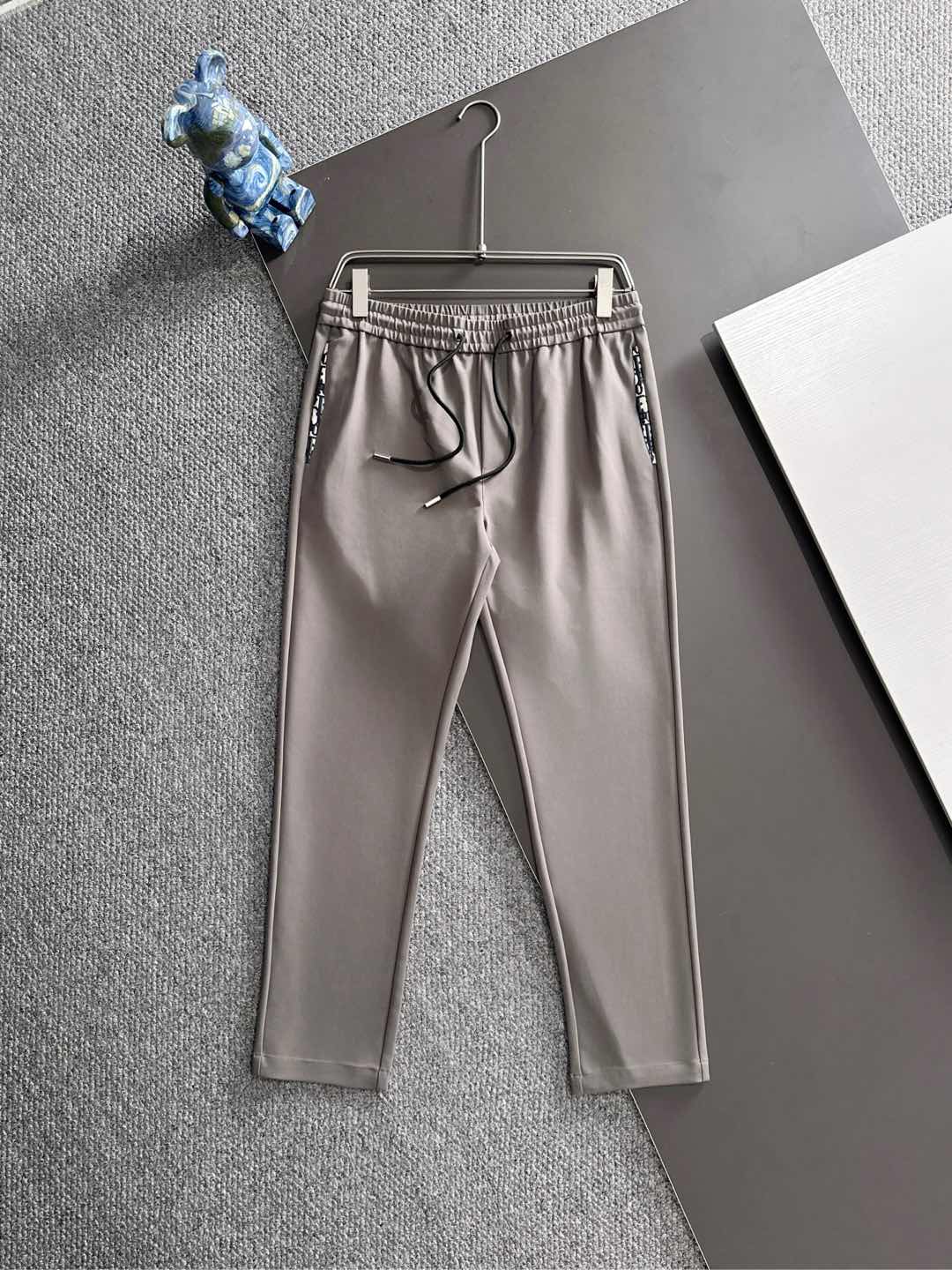 NO:539409,Dio exclusively offers new casual pants, high-end version!  Customized fabrics for counters are breathable and comfortable, with impeccable details, and the brand element design concept reflects high quality. The feel is delicate and soft!  It is casually cut, with a great upper body style!  Code number M-3XL, dior, alexander wang19860909Dio独家专供新款休闲裤 高端版本！专柜定制面料 透气舒适度高,细节无可挑剔,品牌元素设计理念,体现高品质.手感细腻柔软！呈现休闲裁剪,上身版型超赞！码数M-3XL,,dior,alexander wang,Men's clothing