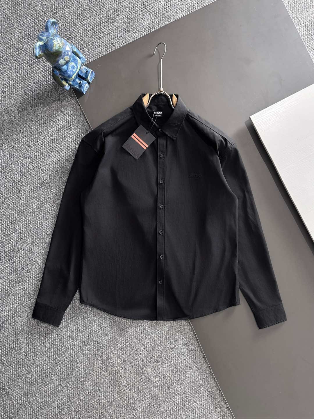 NO:539403,Zegn official website synchronizes the original original logo for a long time. Top-grade business casual original single long-sleeved shirts are high-end customized and versatile styles. Anyone can easily control the fabric. Fully customized craftsmanship. The latest logo design of the luxurious classic brand on the chest is very high-end. Those who understand goods must enter, show their aura, and highlight the exquisiteness of business men. This is the uniqueness, and the upper body effect is very good!  Size S-XL, Shirts,alexander wang19860909Zegn官网同步原版原标长期有货 顶级商务休闲原单长袖衬衫高级定制百搭款式 任何人都可以轻松驾驭 面料全订制工艺 胸前奢华经典品牌最新logo设计,非常显档次懂货的必须入,显气场,又会凸显商务男士的精致,这就是独到之处,上身效果非常赞！尺码S-XL,,shirts,alexander wang,Men's clothing