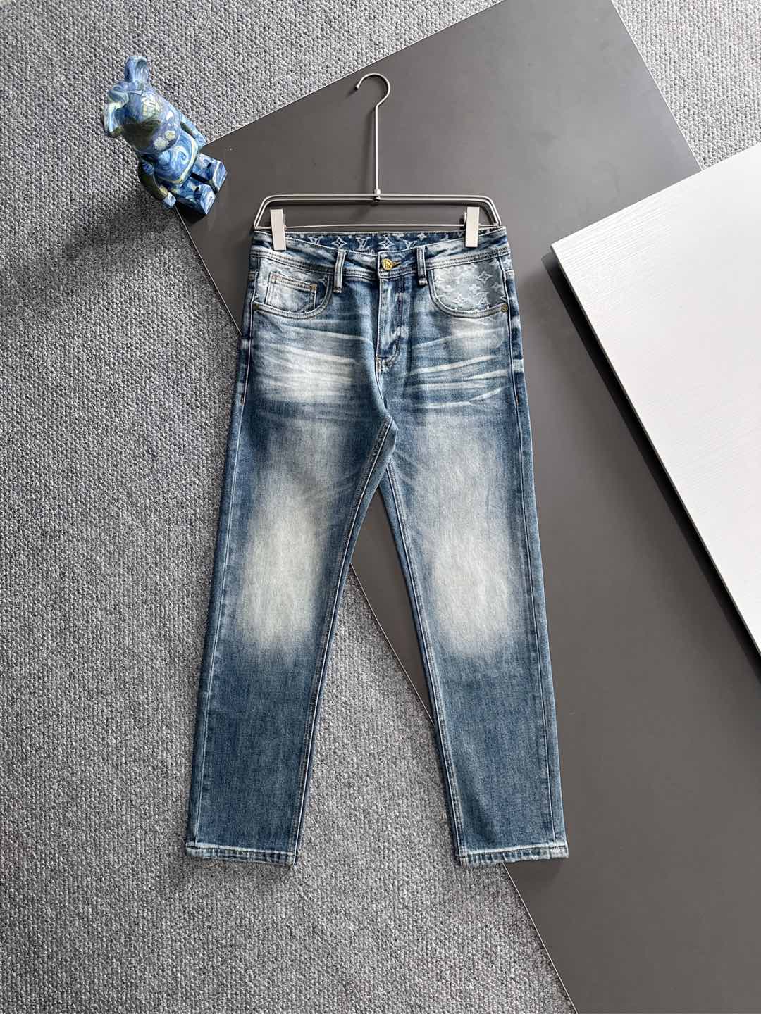 NO:539412,The latest same style of jeans in the L counter, the fabric style is absolutely craftsmanship. It is easy to wear but not picky about the figure. There are no restrictions on matching. It can set off other items in a simple way to show your style and posture~ You can match any style of items, match them with various T-shirts/shirts, knitted jackets, and you don’t have to worry about matching when going out every day. 3 sizes 30-38,,louis vuitton,jeans,jackets & coats,shirts,tees,t-shirt,alexander wang19860909L家专柜最新同款牛仔裤 面料版型做工绝绝子 好穿不挑身材在搭配上没有太多的限制 随意简洁的衬托其他单品,来展现自己的风格姿态～ 可以百搭任何风格的单品,搭配各种T恤／衬衫,针织外套都可,日常外出不必再为搭配而烦恼了3 尺码 30-38,,louis vuitton,jeans,jackets & coats,shirts,tees，t-shirt,alexander wang,Men's clothing