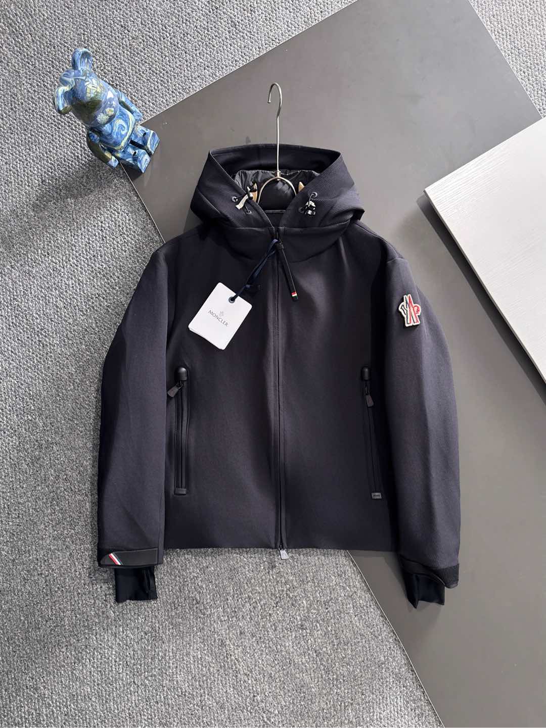 NO:539411,The high-version is aware of the details. Moncler/Shield Autumn and Winter Men's Praz Drawstring Hood Short Down Jacket Praz Drawstring Hood Short Down Jacket is one of the Moncler/Shield Autumn and Winter Men's Clothing Series. Its main color is black and has both fashion and practicality. This Praz Down Jacket is designed with a black jacket, which is simple and yet atmospheric. Its unique drawstring hood design not only adds a sense of fashion, but also provides the wearer with an additional warmth effect in the cold wind. The short cut highlights the ability and neatness of men. The jacket uses a customized elastic knit thick warm fabric. This fabric not only has excellent warmth performance, but also has good elasticity and wear resistance. The customized knitting process makes the fabric tighter and effectively prevents the invasion of cold air. The inner part is filled with high-quality 90 white goose down, ensuring the warmth performance of the jacket  The main color of black makes the jacket more classic and versatile. Whether in formal occasions or casual time, it can easily match fashionable styles. Its custom elastic knit thick and warm fabric and unique design style make it stand out among many down jackets and become the first choice for men in autumn and winter. 24018 Size data: (1 2 3 4) Size 1 shoulder width 55cm-bust 122cm-length 68cm-sleeve length 64 Size 2 shoulder width 56cm-bust 126cm-length 69cm-sleeve length 65 Size 3 shoulder width 57cm-bust 130cm-length 70cm-sleeve length 66 Size 4 shoulder width 58cm-bust 134cm-length 71cm-sleeve length 67 Size recommended (standard version)  Height is 175-150 catties, it is suitable to try on 2 sizes!  Boys weigh less than 140 catties, choose 1 size, 2 sizes for 140-150 catties, 3 sizes for 155-180 catties, 4 sizes for 170-190 catties, and 1 size for all girls!  ,,prada,Moncler,jackets & coats,jackets & coats,down jacket,hats,alexander wang19860909高版本认准细节 Moncler/蒙口秋冬男装Praz抽绳风帽短款羽绒夹克Praz抽绳风帽短款羽绒夹克是Moncler/蒙口秋冬男装系列中的一款,以黑色为主色调,兼具时尚与实用性. 这款Praz羽绒夹克采用黑色外套设计,简约而不失大气.其独特的抽绳风帽设计,不仅增添了时尚感,还能在寒风中为佩戴者提供额外的保暖效果.短款剪裁更是凸显男性的干练与利落. 外套采用定制弹力针织厚实保暖面料,这种面料不仅具有出色的保暖性能,还具有较好的弹性和耐磨性.定制的针织工艺使得面料更加紧密,有效防止冷空气的侵入. 内里采用高质量的90白鹅羽绒填充,保证了外套的保暖性能 以黑色为主色调,使得外套更加经典百搭.无论是在正式场合还是休闲时光,都能轻松搭配出时尚的造型.其定制弹力针织厚实保暖面料和独特的设计风格使得它在众多羽绒外套中脱颖而出,成为男性秋冬季节的首选单品. 24018尺码数据:(1 2 3 4) 1码肩宽55cm-胸围122cm-衣长68cm-袖长64 2码肩宽56cm-胸围126cm-衣长69cm-袖长65 3码肩宽57cm-胸围130cm-衣长70cm-袖长66 4码肩宽58cm-胸围134cm-衣长71cm-袖长67 尺码推荐（标准版型） 身高175-150斤,试穿2码合适！ 男生体重140斤以内选择1码,140-150斤选择2码,155-180斤选择3码,170-190斤选择4码, 女生全部选择1码即可！,,prada,Moncler,jackets & coats,jackets & coats,down jacket,hats,alexander wang,Men's clothing